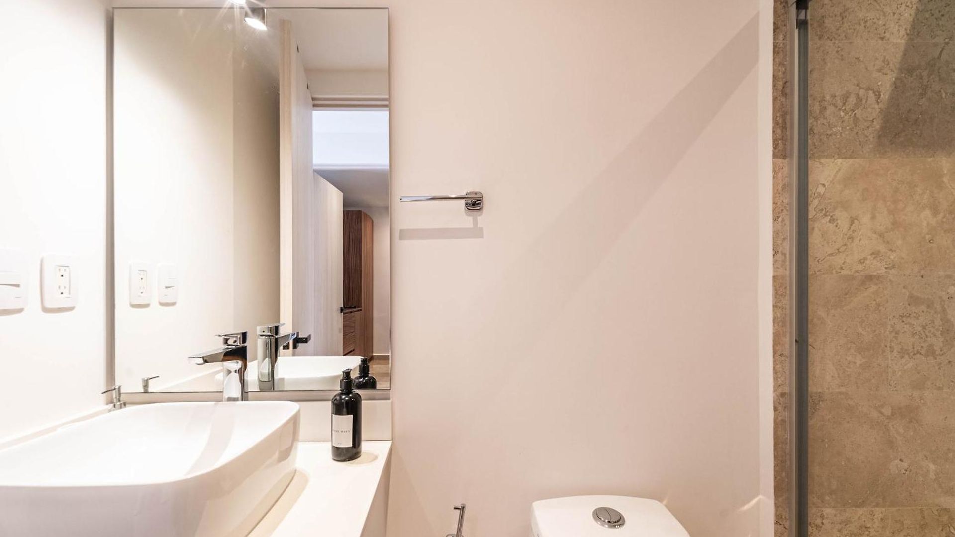 1 Bd With Private Balcony, Rooftop Pool, Gym Holiday home