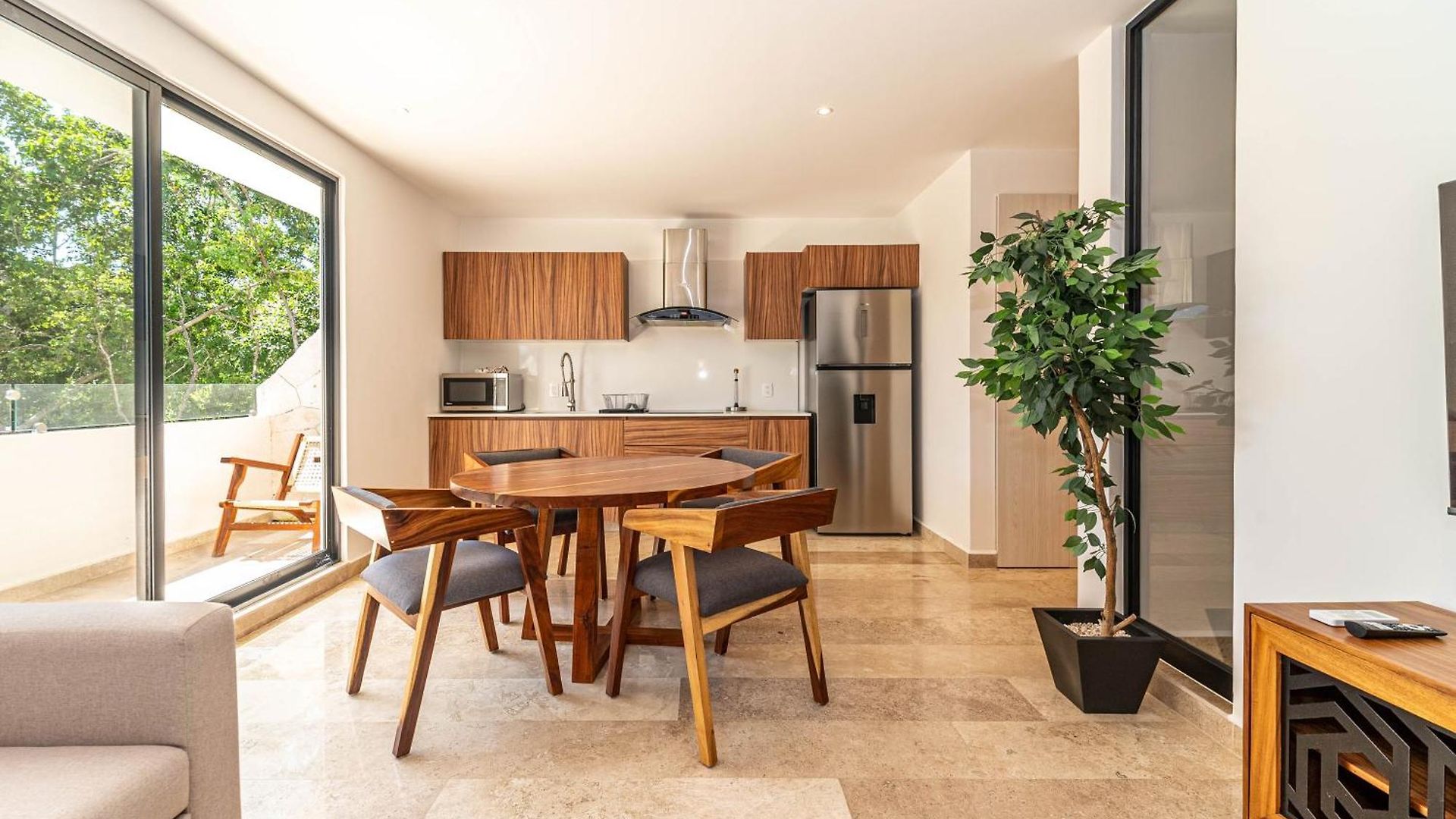 1 Bd With Private Balcony, Rooftop Pool, Gym *