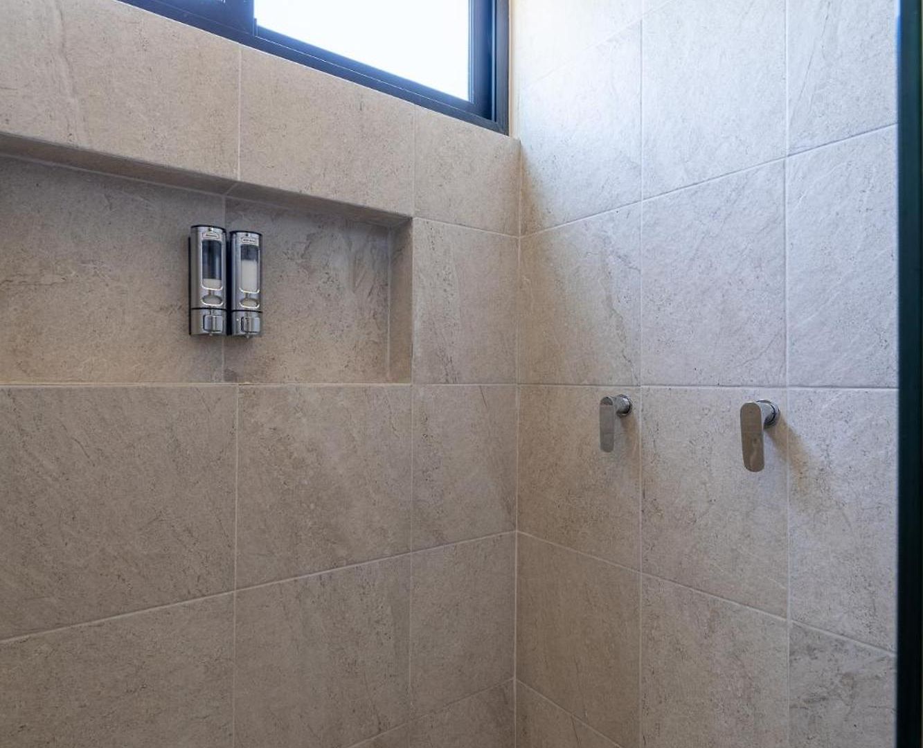 *jungle Ph W/pool, Close To Downtown & *