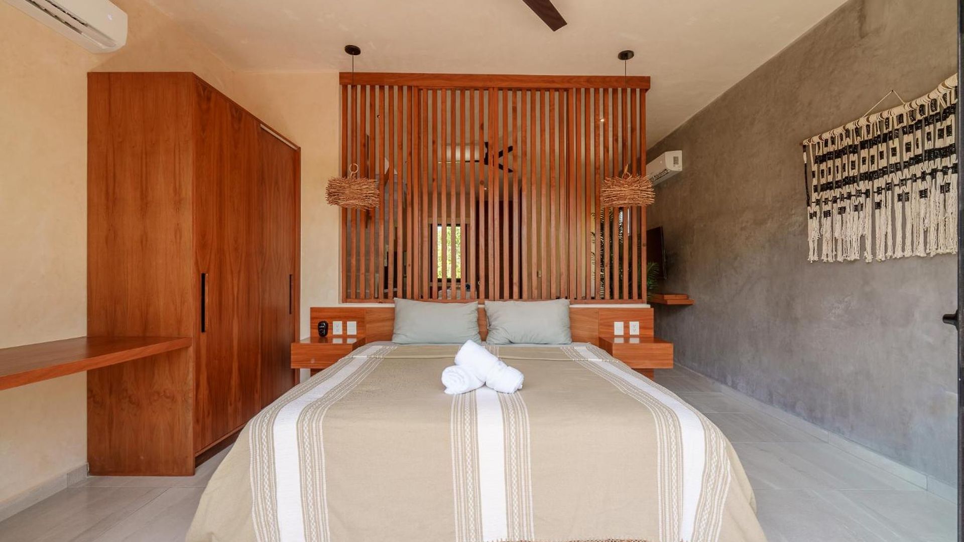 *jungle Ph W/pool, Close To Downtown & Apartment *
