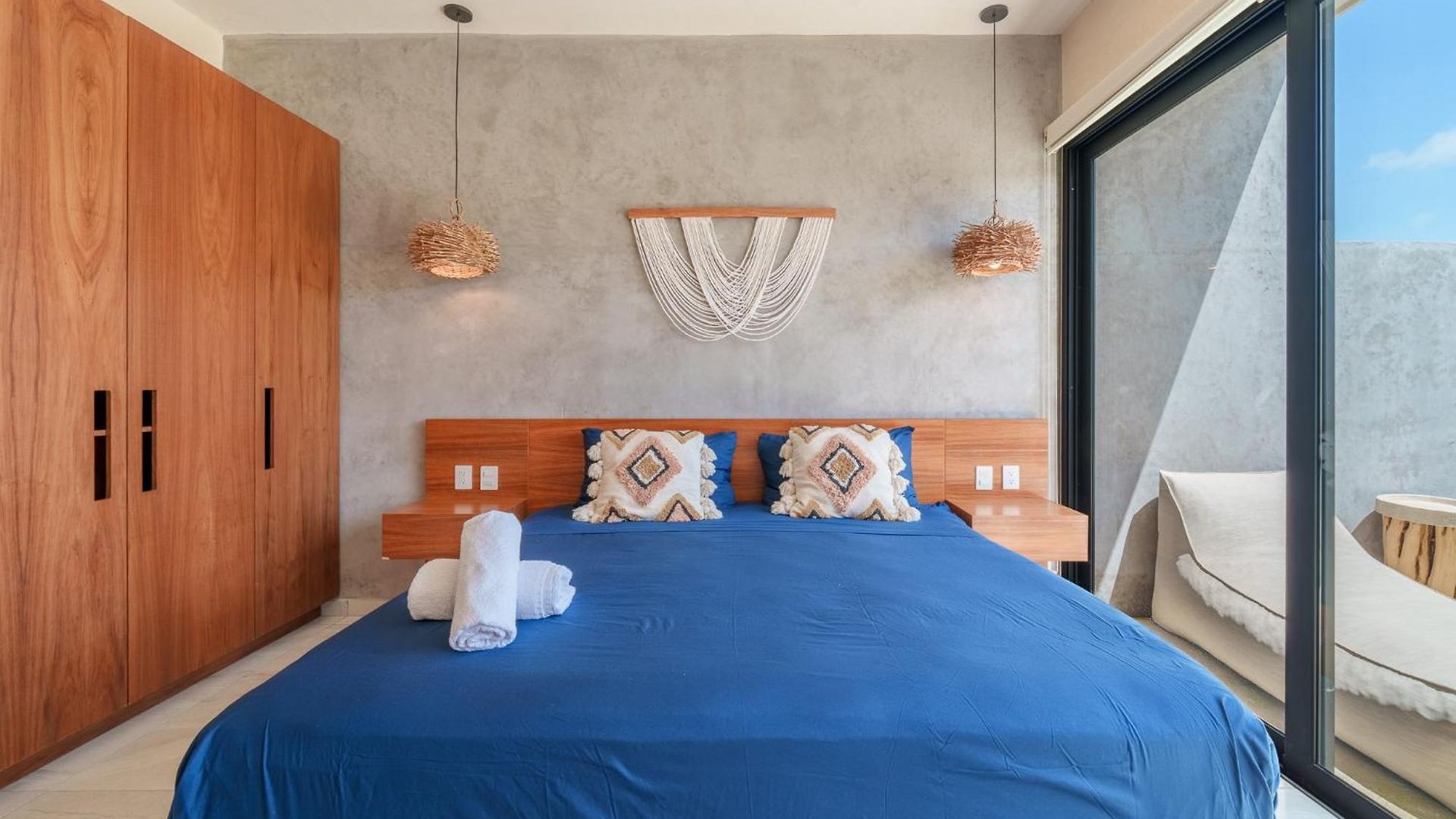 *jungle Ph W/pool, Close To Downtown &