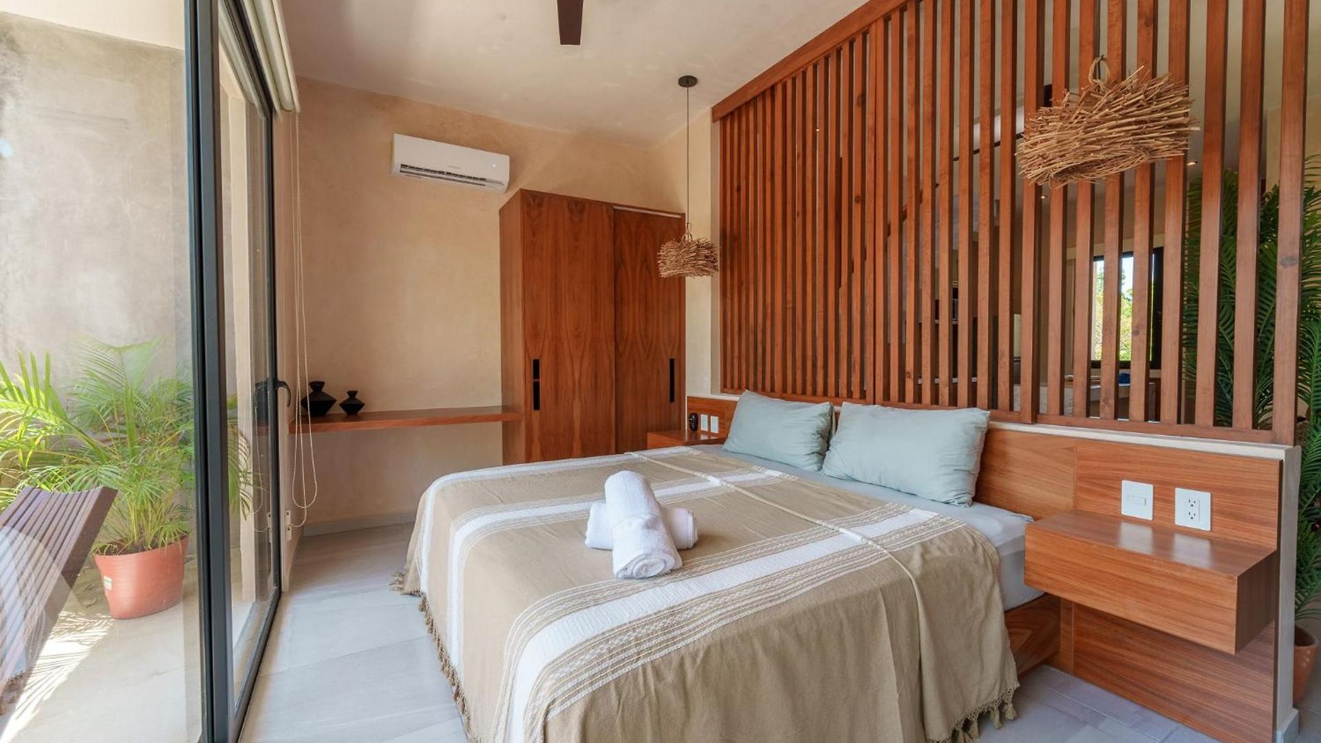 *jungle Ph W/pool, Close To Downtown & Apartment *
