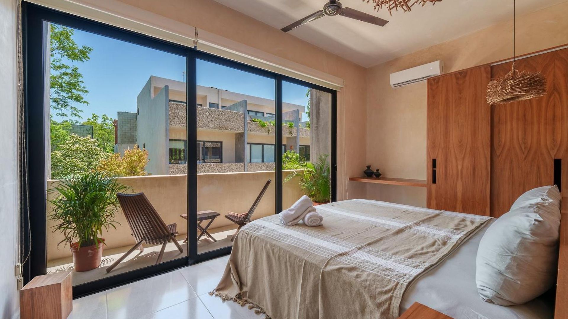 *jungle Ph W/pool, Close To Downtown &