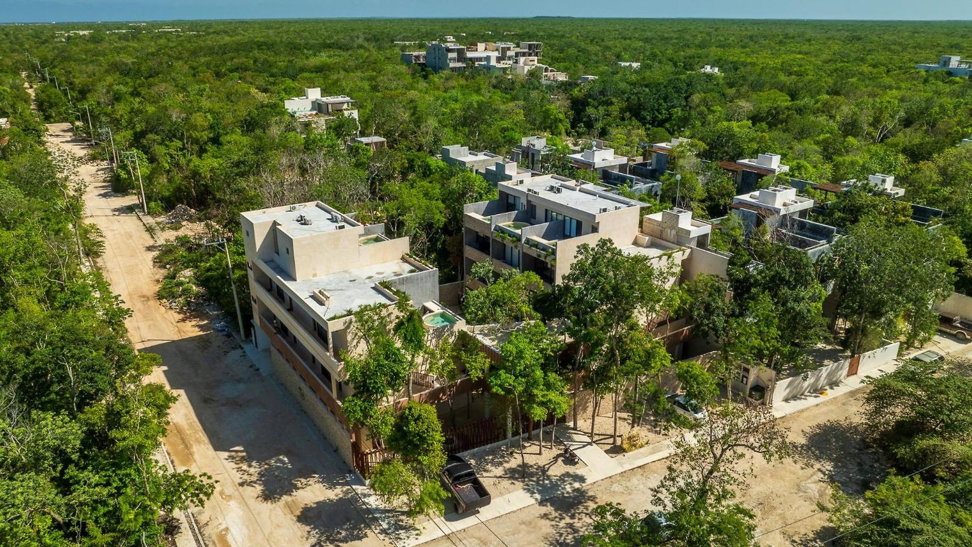 *jungle Ph W/pool, Close To Downtown & *