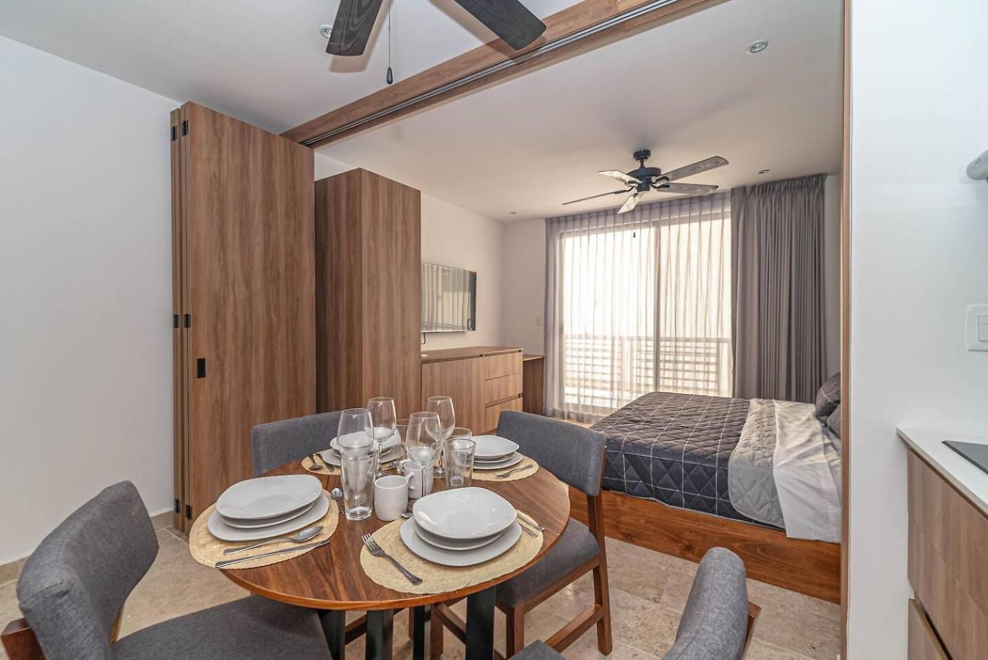 King With Private Balcony, Rooftop Pool, Gym Сasa de vacaciones *