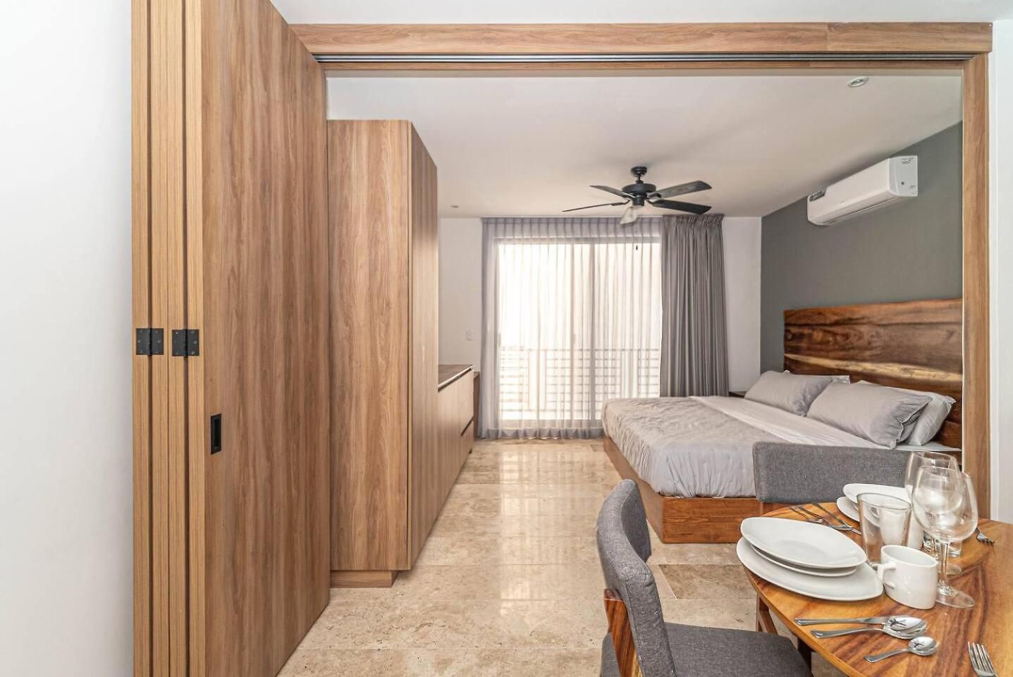 King With Private Balcony, Rooftop Pool, Gym *
