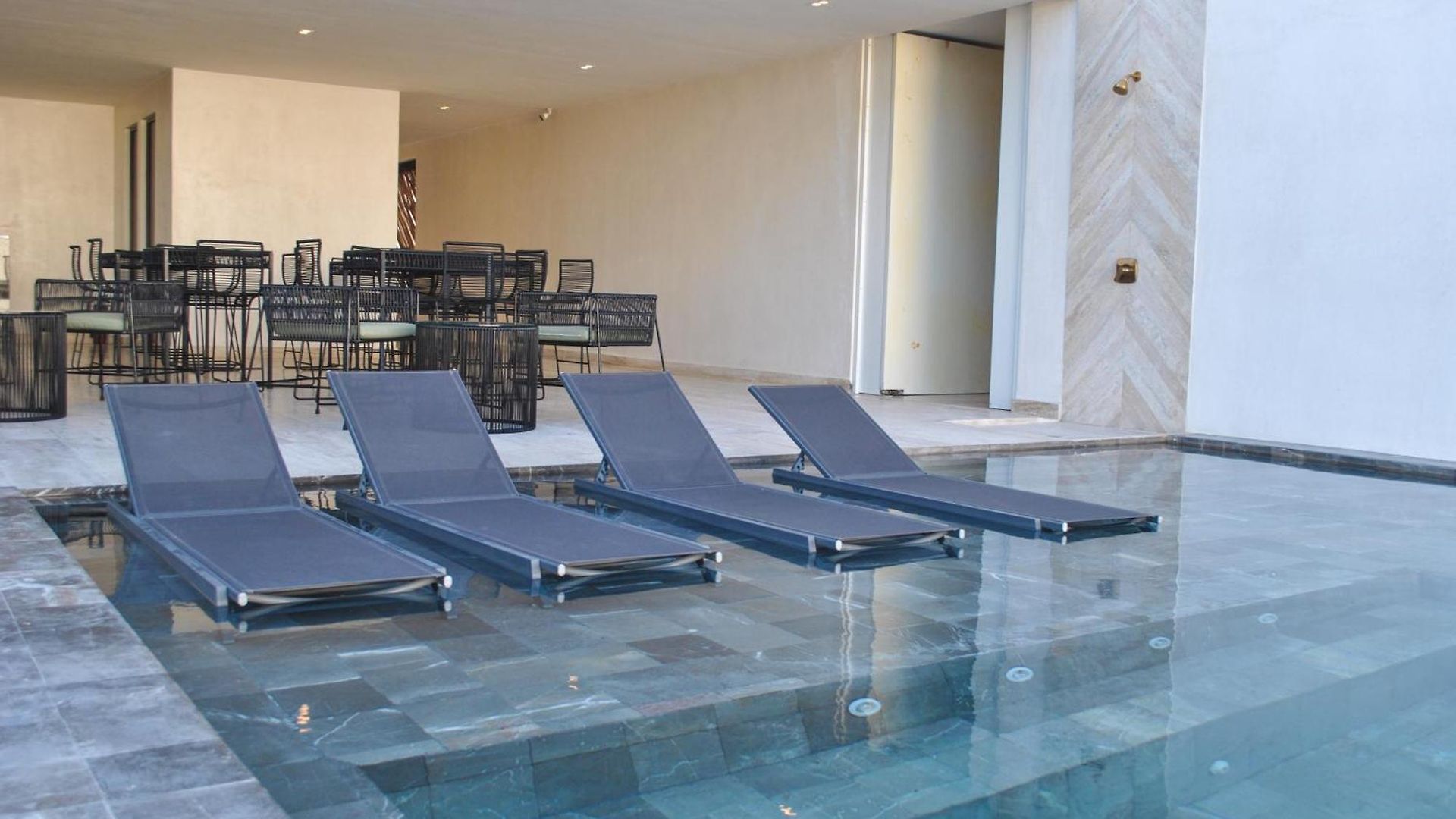 New Maria 2 Bedroom With Rooftop Pool