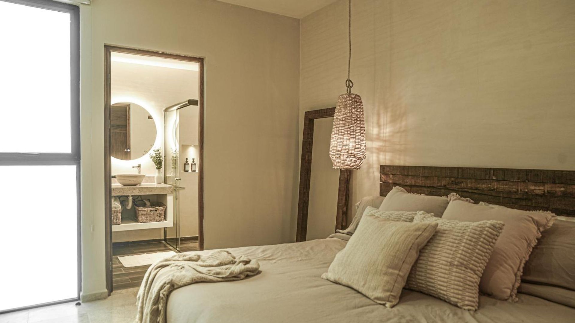 Luxury Penthouse-private Rooftop Pool-walkable