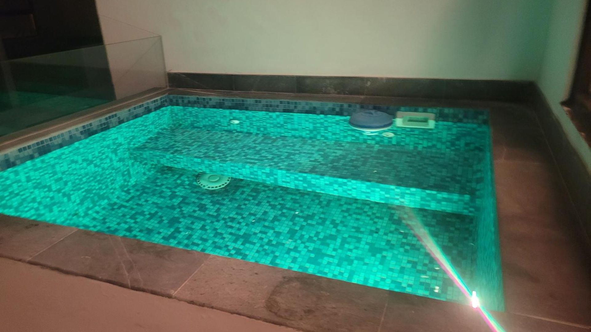 Level With Minifridge Microwave And Splash Pool Apartment