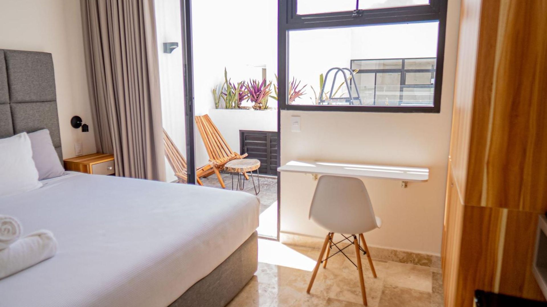 Level With Minifridge Microwave And Splash Pool Apartment *