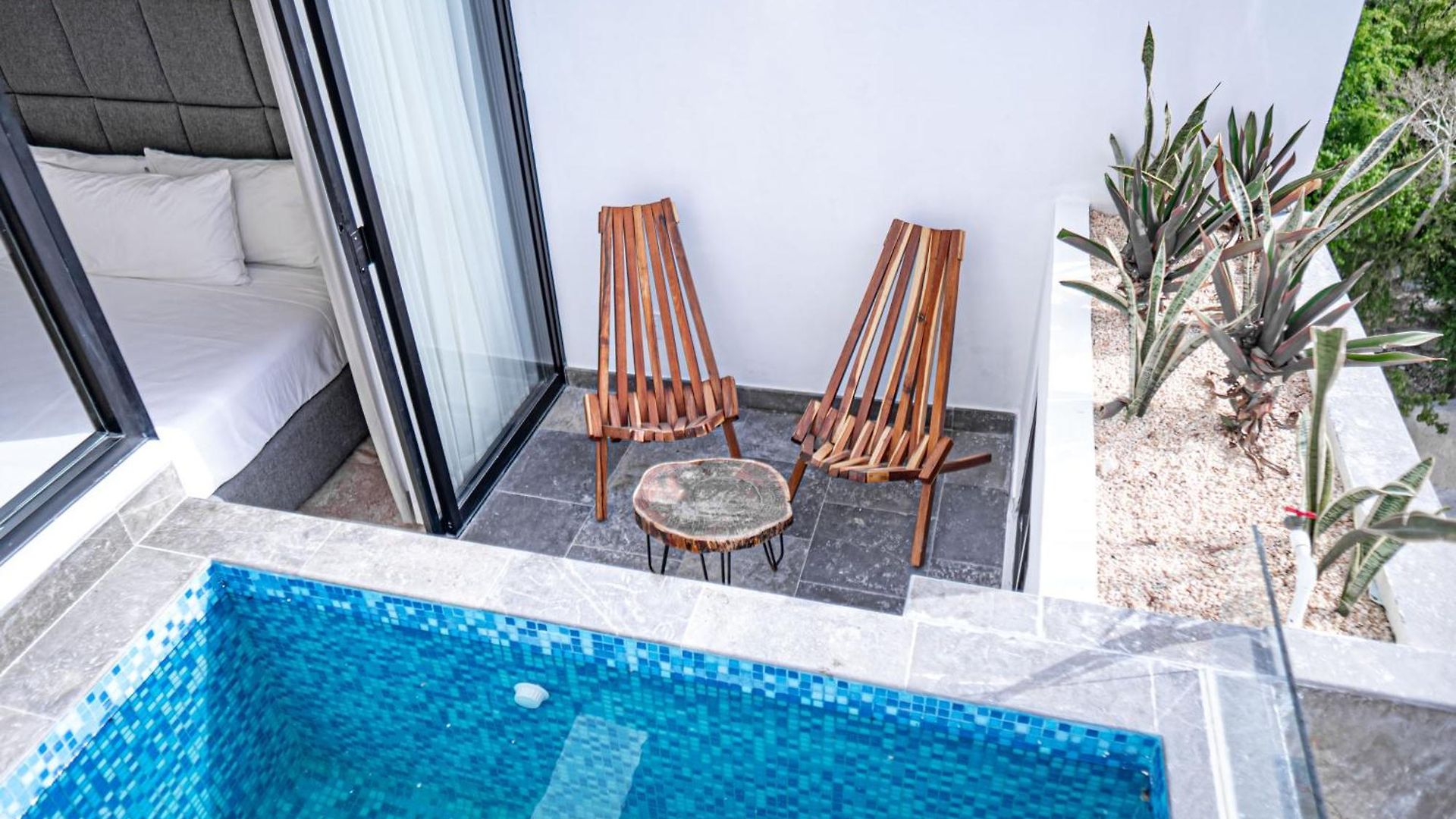 Level With Minifridge Microwave And Splash Pool *