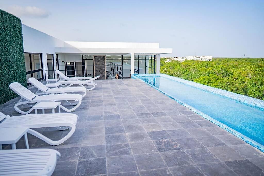 Level With Minifridge Microwave And Splash Pool Apartment