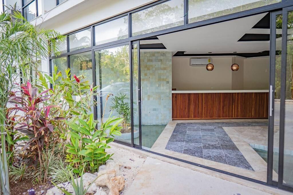 Level With Minifridge Microwave And Splash Pool
