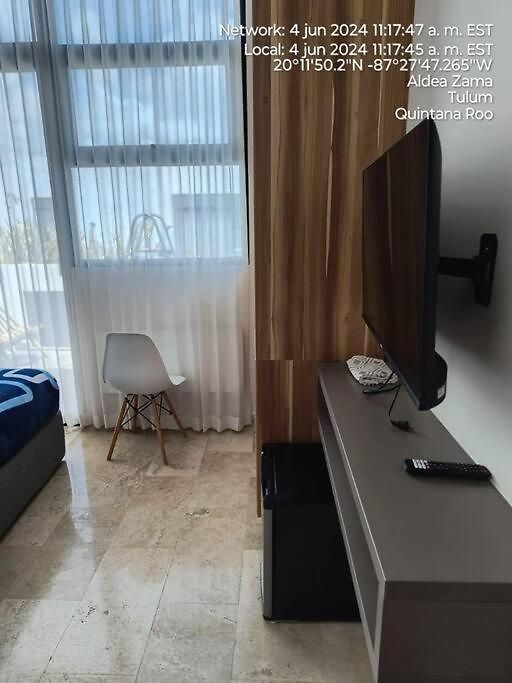 Level With Minifridge Microwave And Splash Pool *