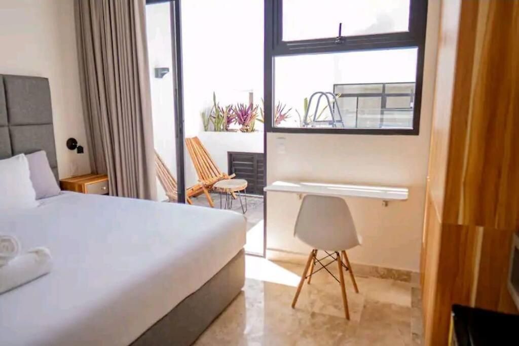 Level With Minifridge Microwave And Splash Pool Apartment