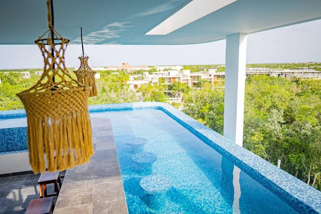 Level With Minifridge Microwave And Splash Pool Tulum