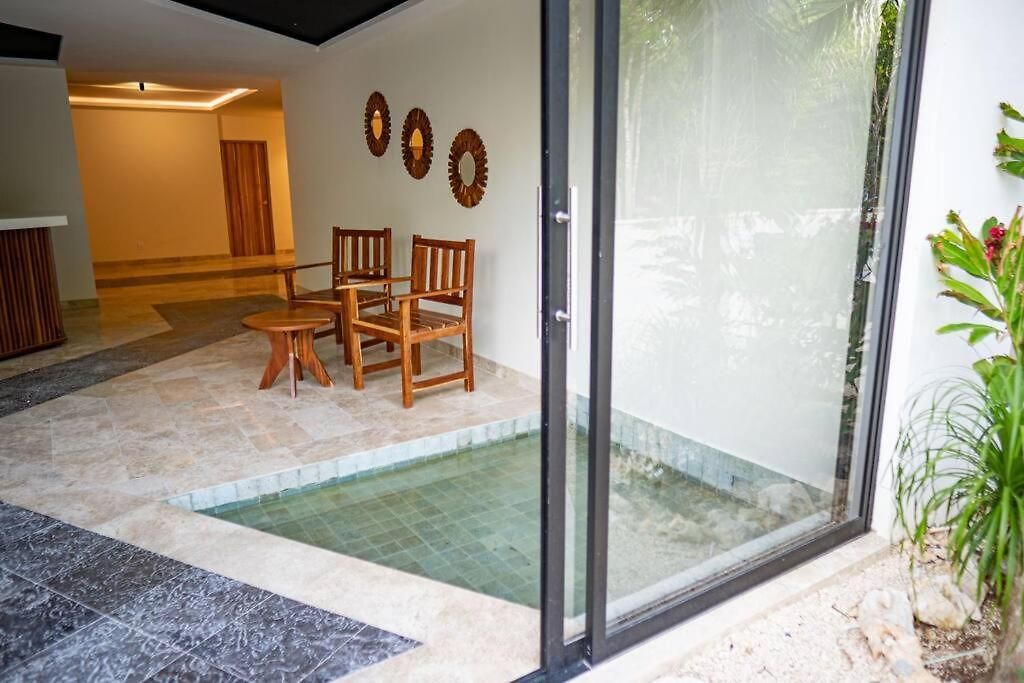 Level With Minifridge Microwave And Splash Pool *
