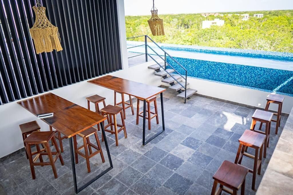 Level With Minifridge Microwave And Splash Pool Tulum