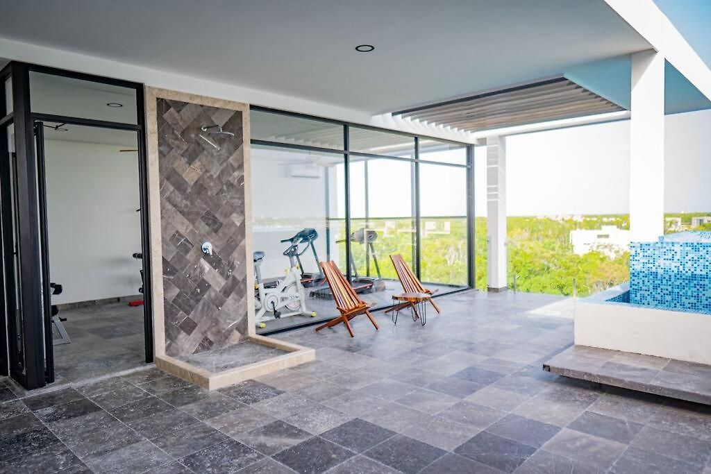 Apartment Level With Minifridge Microwave And Splash Pool