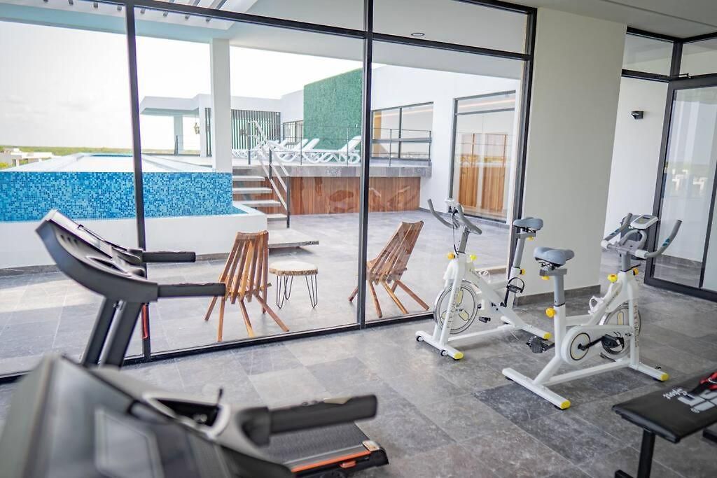 Level With Minifridge Microwave And Splash Pool *