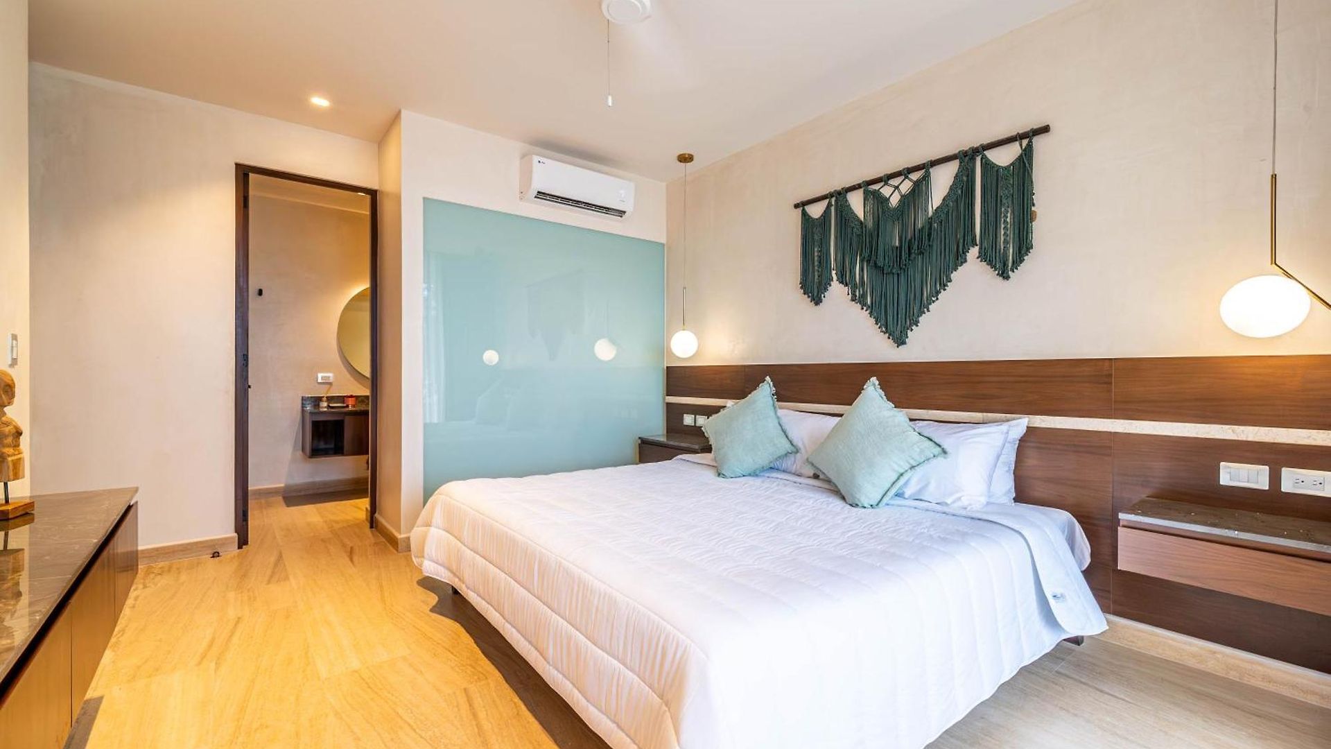 Lux 2br With Rooftop Pool, Spa, Gym, Kids Playroom *