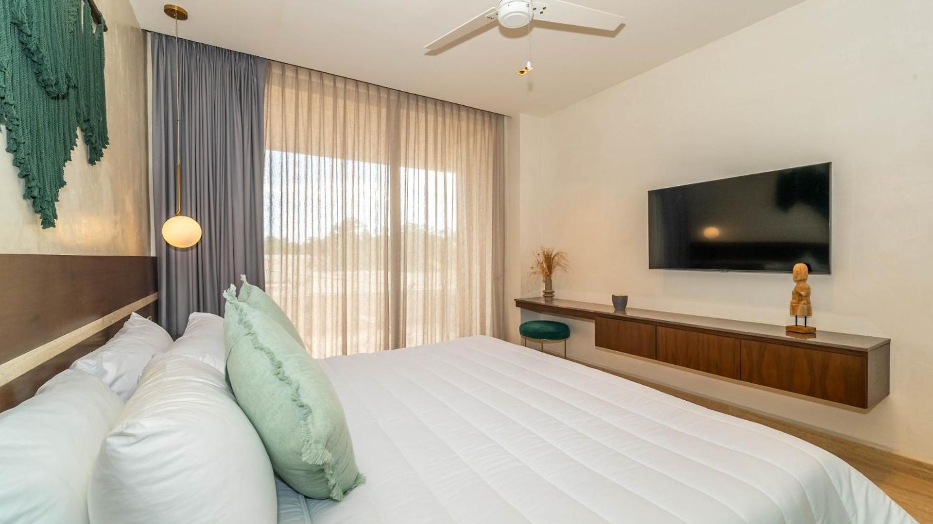 Lux 2br With Rooftop Pool, Spa, Gym, Kids Playroom *