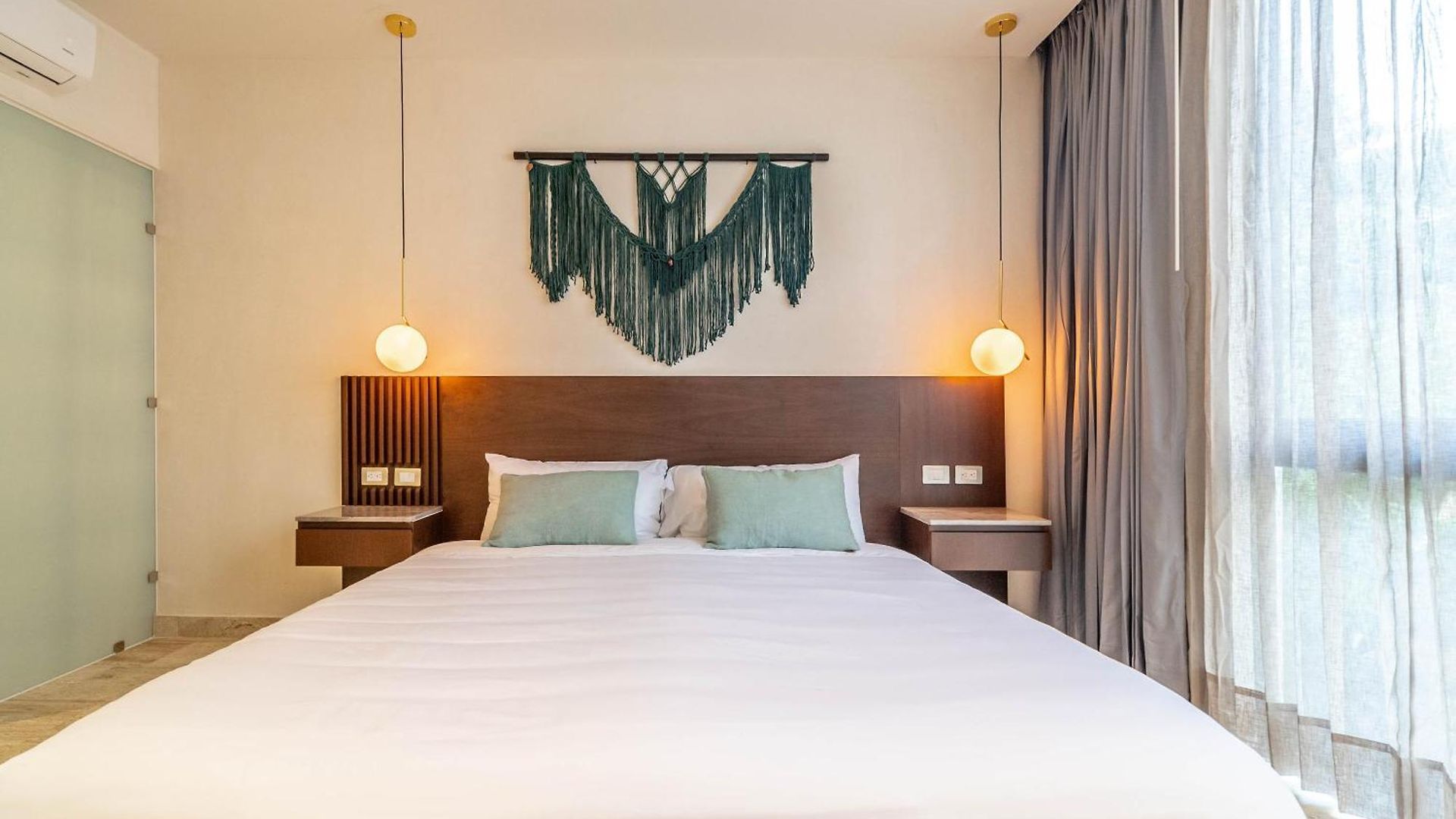 Lux 1br With Rooftop Pool, Spa, Gym, Kids Playroom *