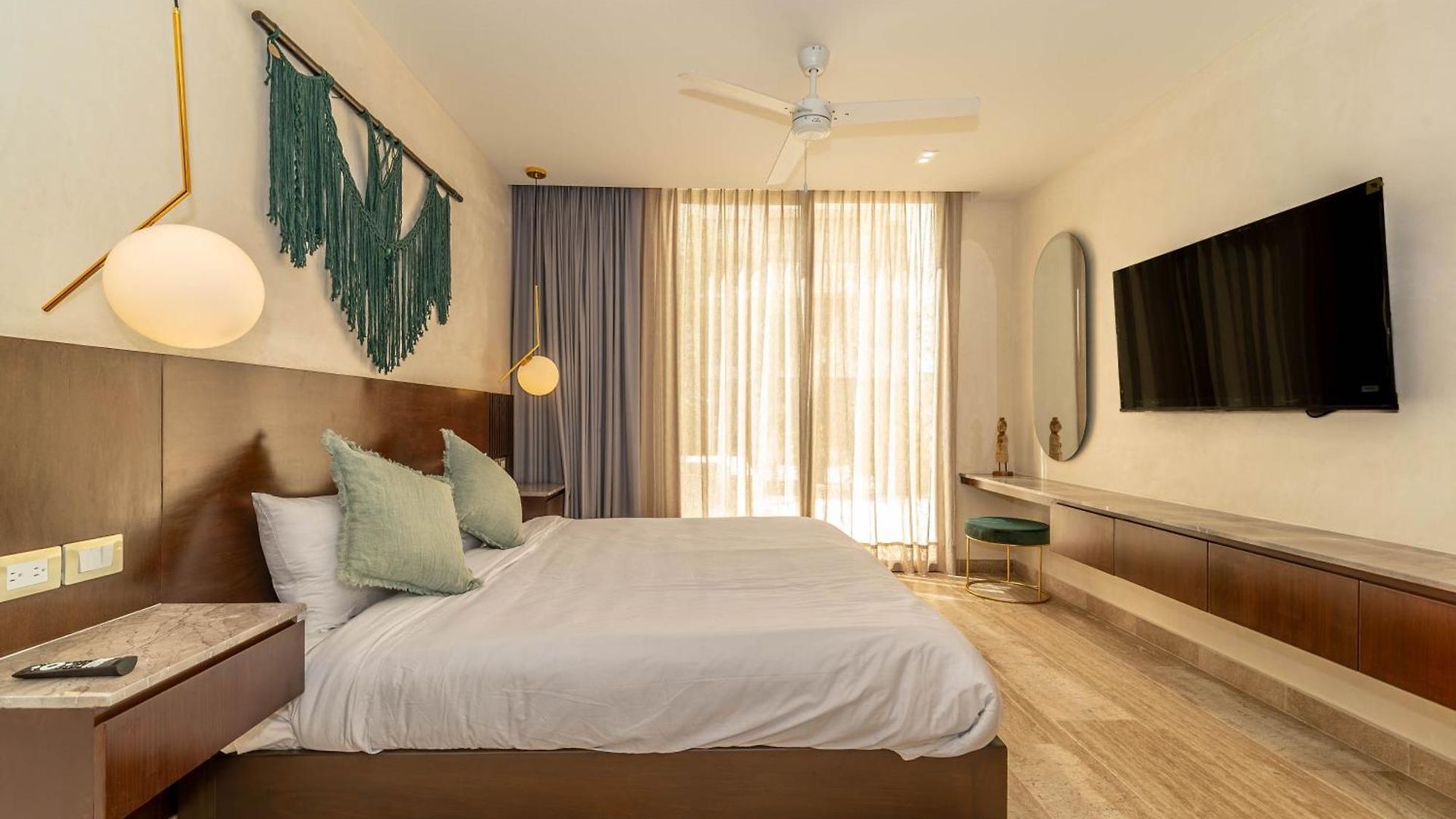 2br Plunge Pool, Rooftop Pool, Gym, Kids Playroom