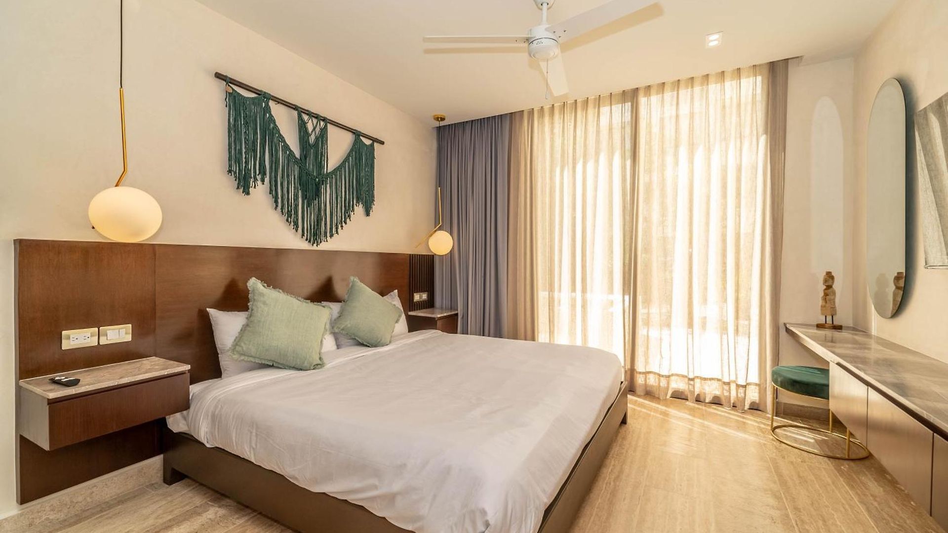 2br Plunge Pool, Rooftop Pool, Gym, Kids Playroom *