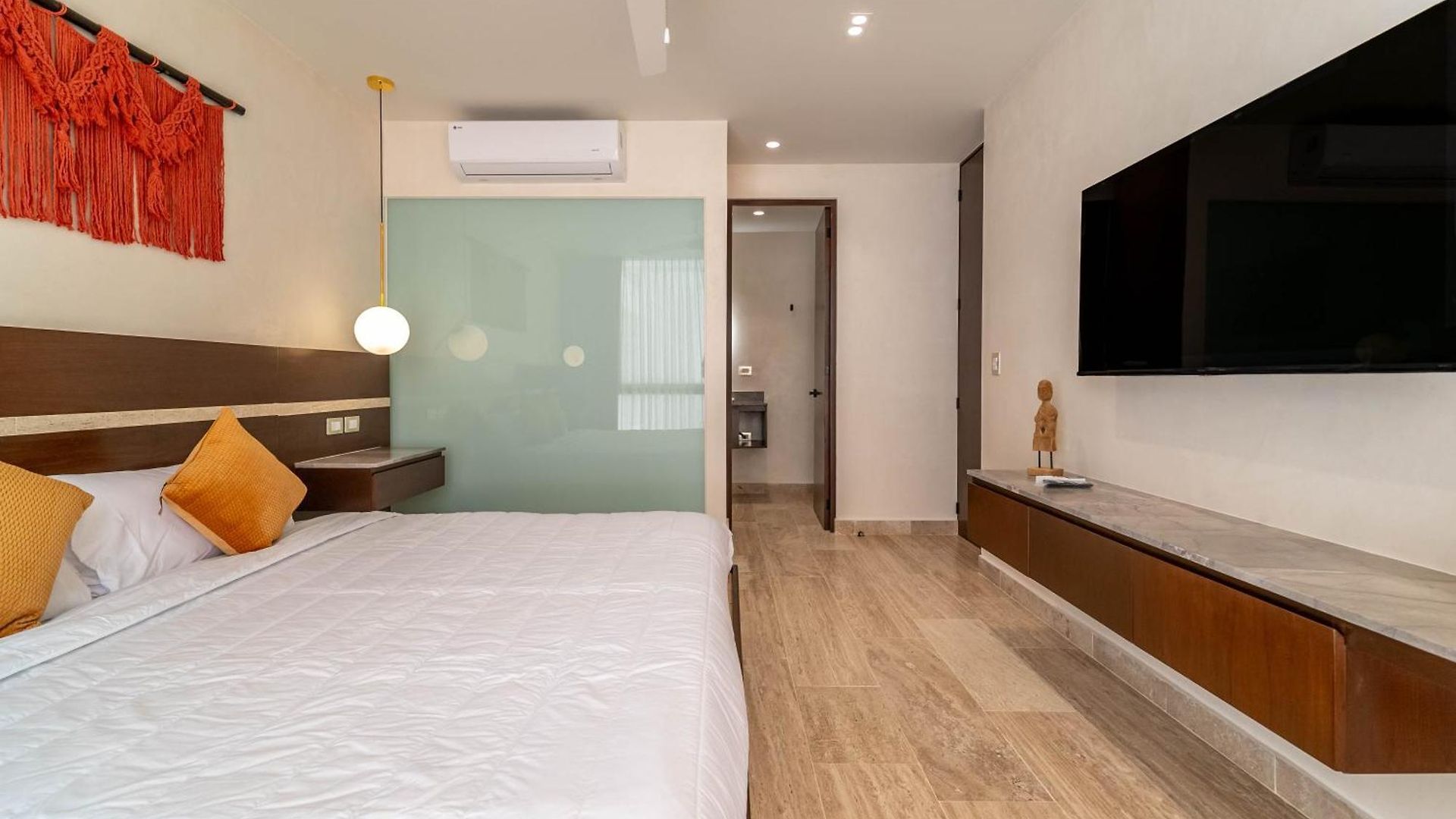 2br Plunge Pool, Rooftop Pool, Gym, Kids Playroom