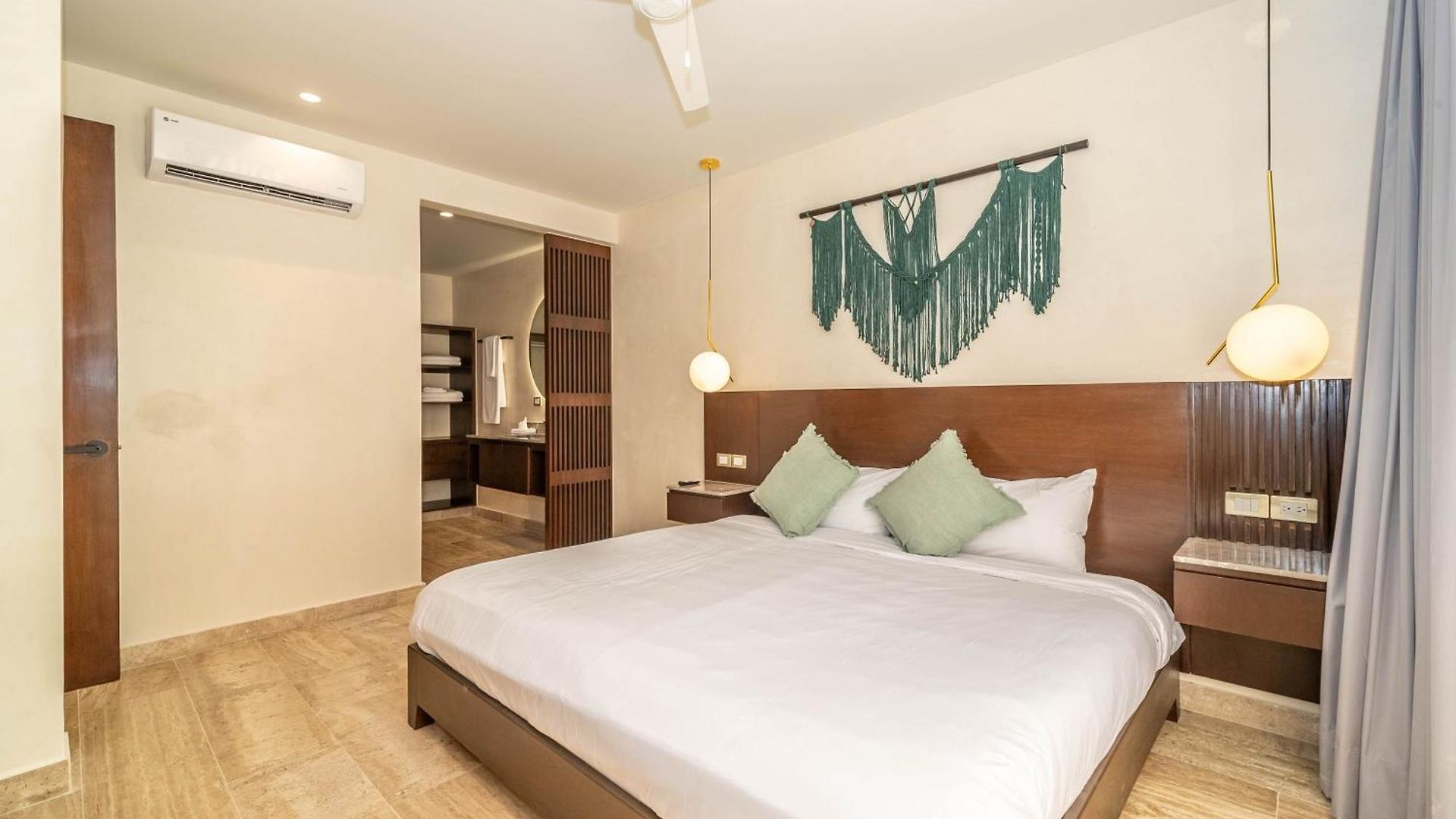 Holiday home 2br Plunge Pool, Rooftop Pool, Gym, Kids Playroom *