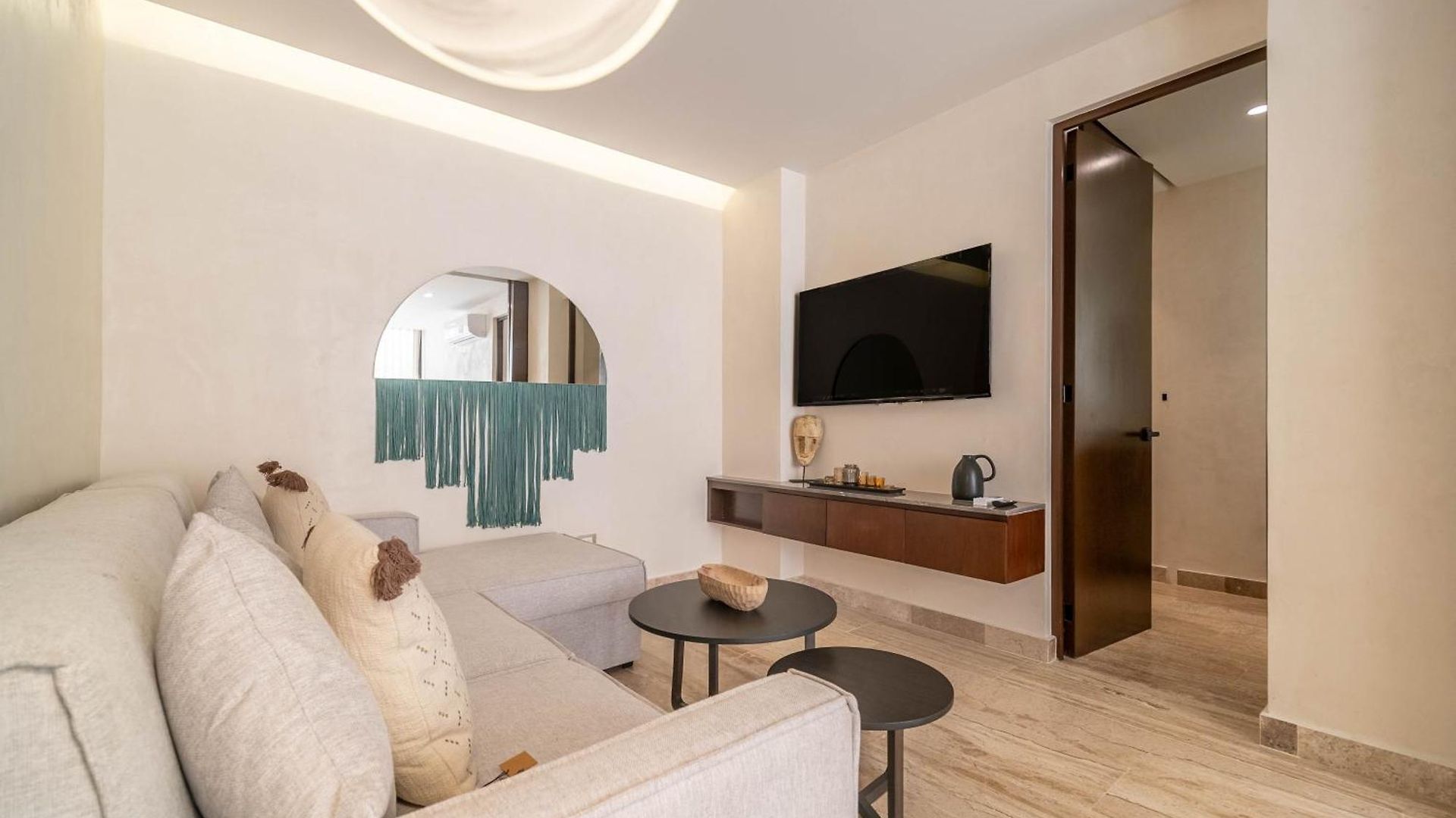 Holiday home 2br Plunge Pool, Rooftop Pool, Gym, Kids Playroom