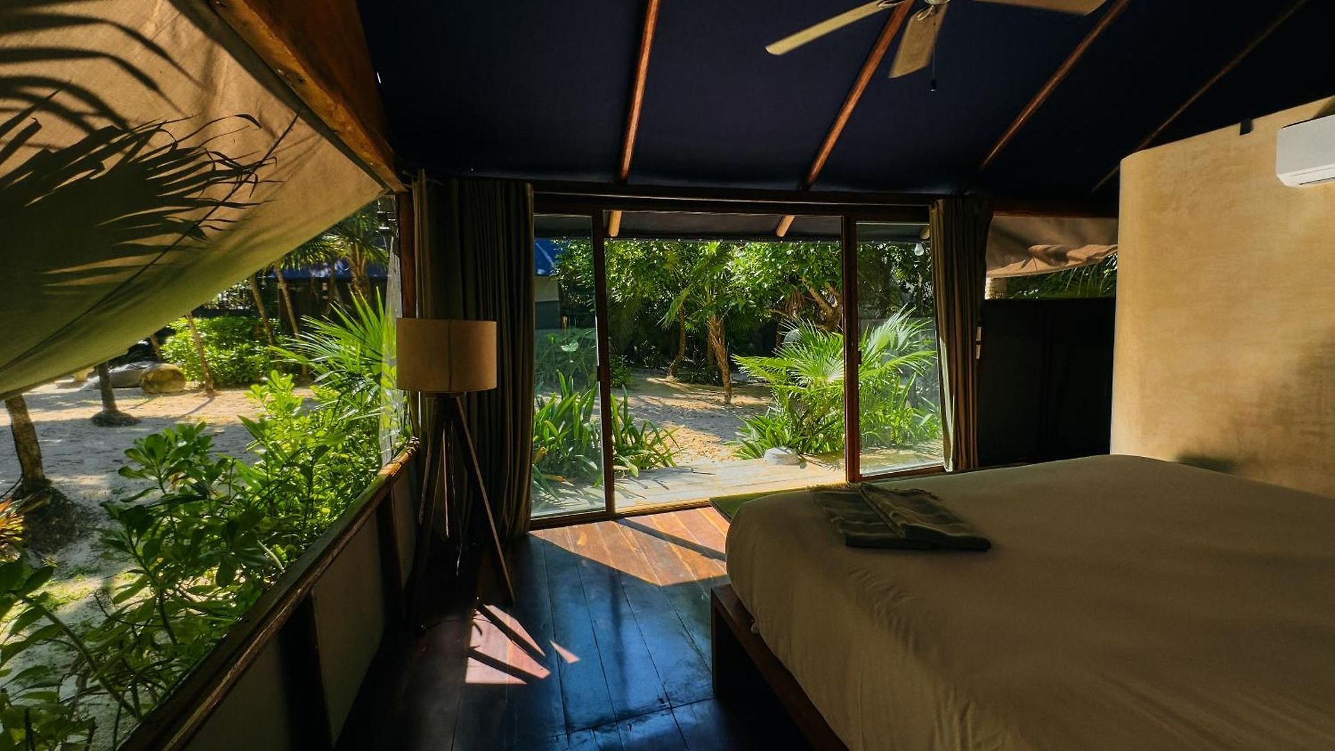 Libelula Beachfront 4*