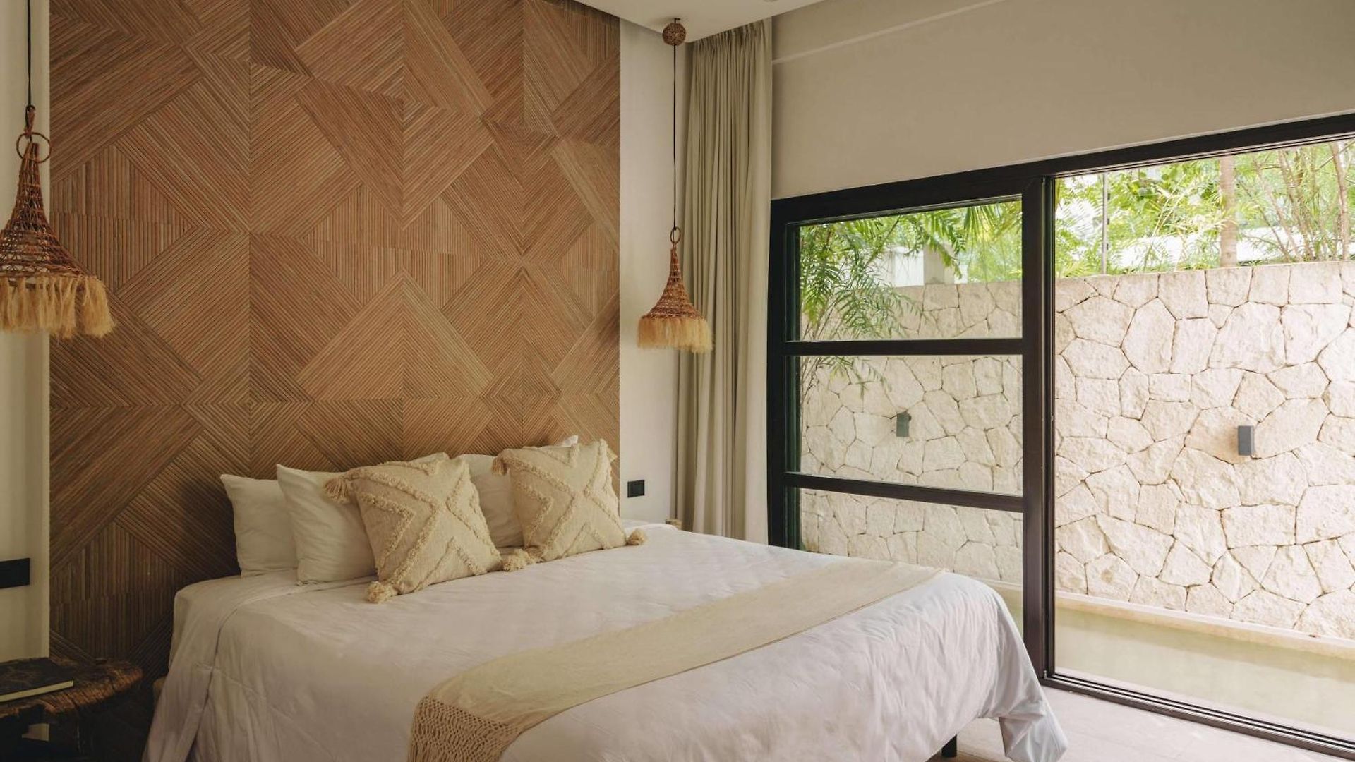 Luxe 8br Double Villa, Gated, Patio & Pool Holiday home *