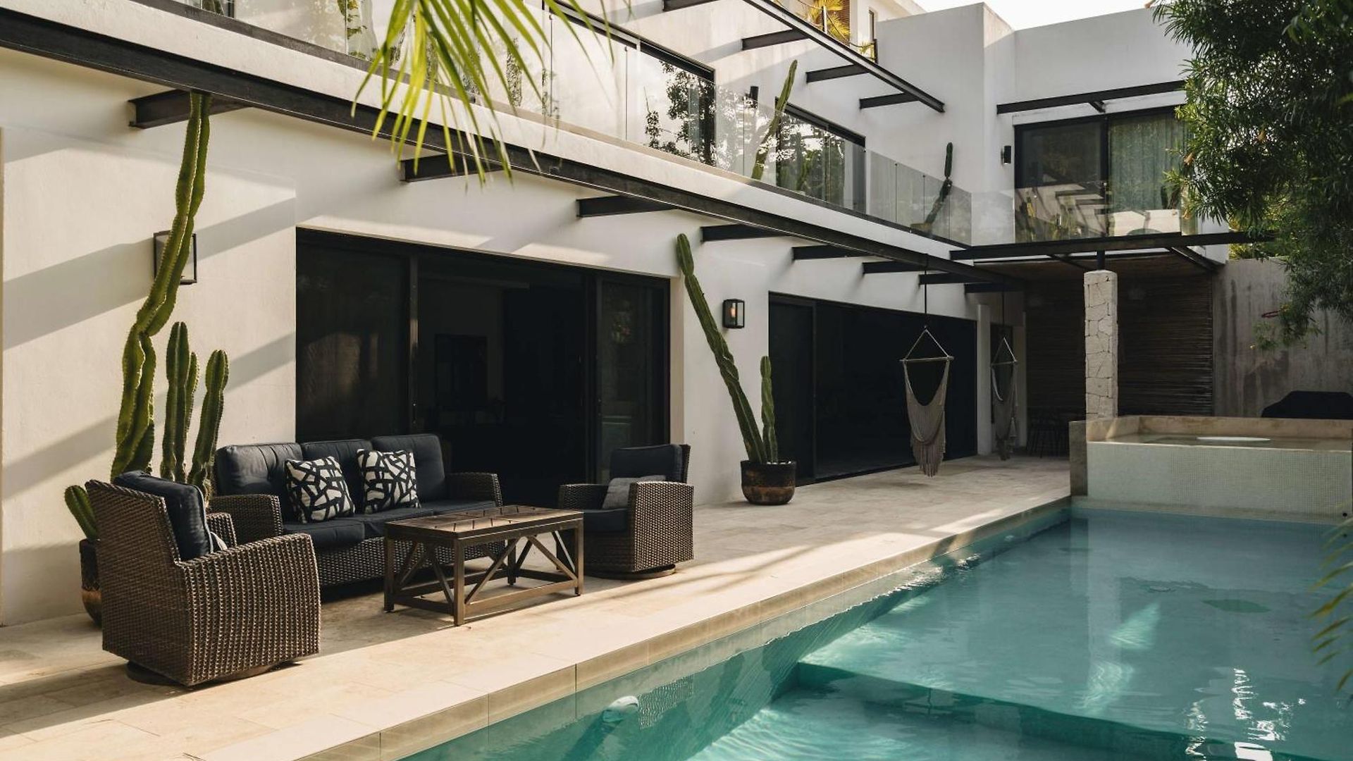 Holiday home Luxe 8br Double Villa, Gated, Patio & Pool