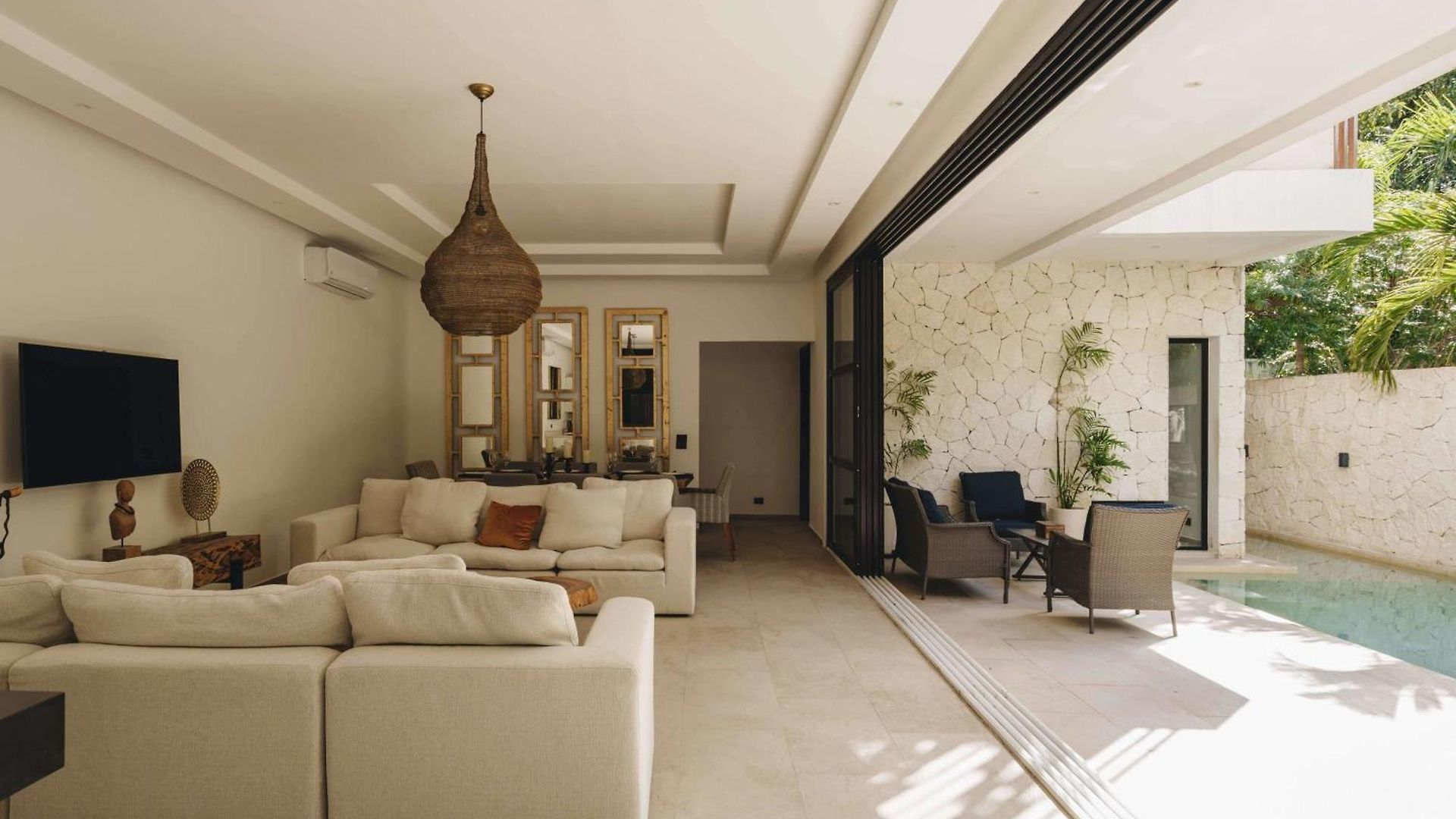 Luxe 8br Double Villa, Gated, Patio & Pool Holiday home *