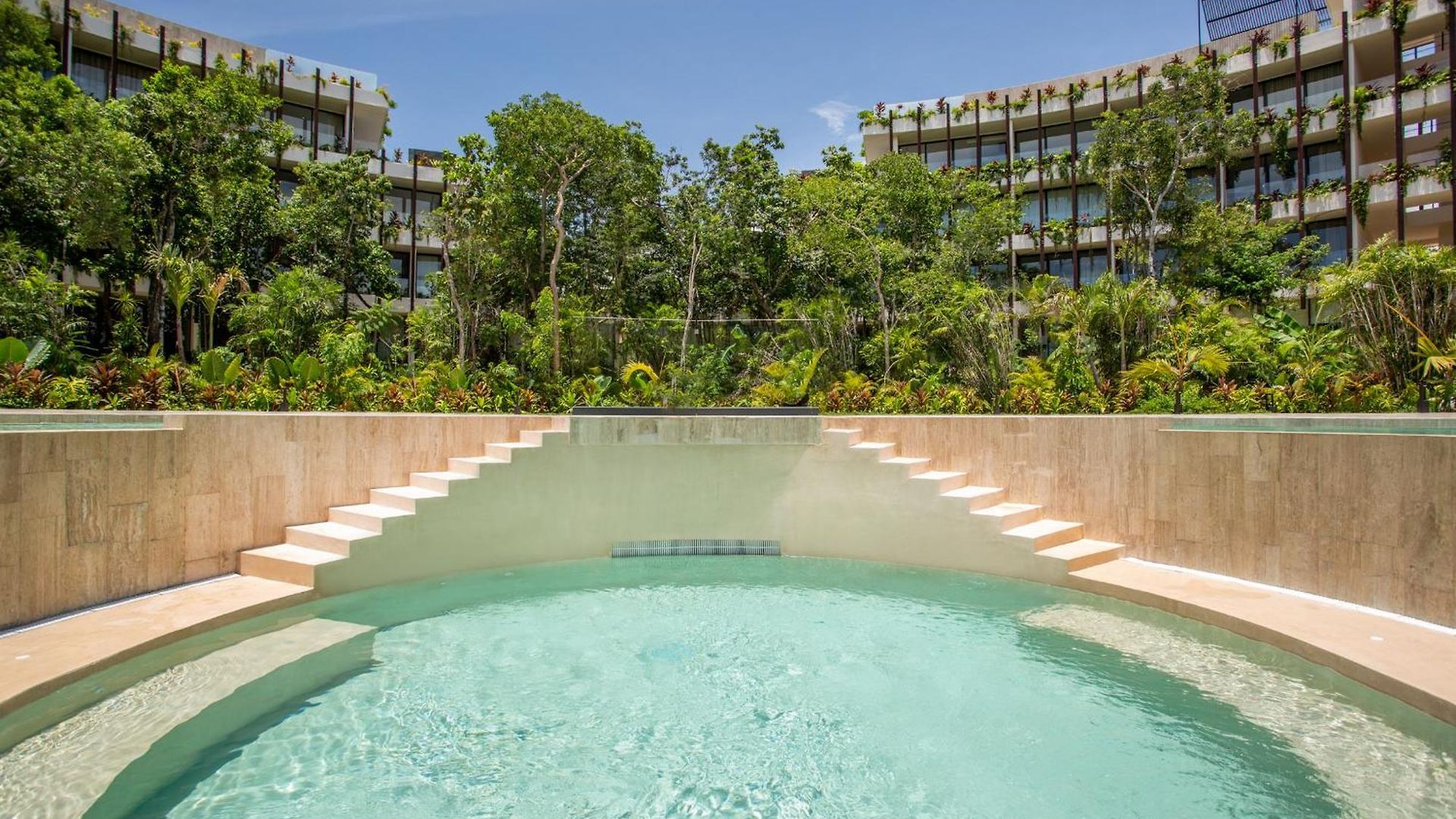 Cozy In The Jungle, Balcony And Pool View Apartment *