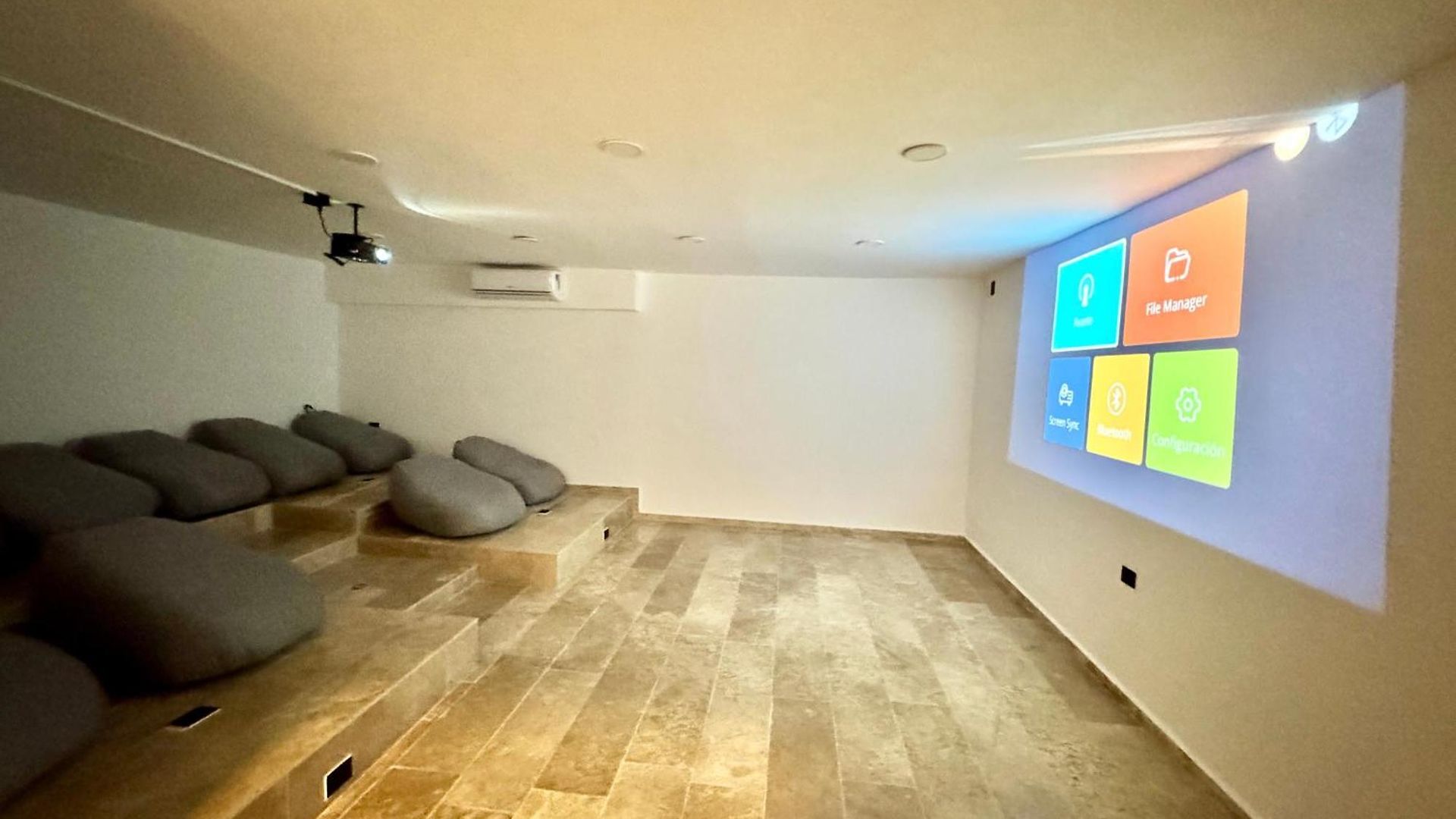 Apartment Chic 2br Condo, Private Jacuzzi And 2 Free Bikes *