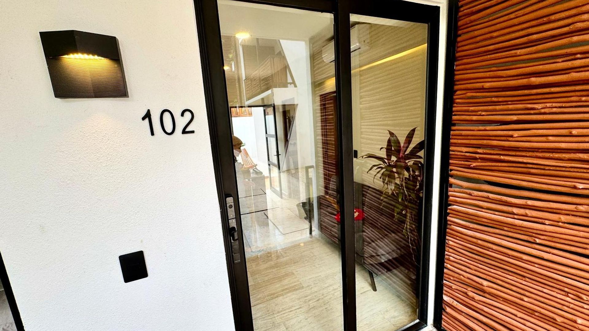 Chic 2br Condo, Private Jacuzzi And 2 Free Bikes *