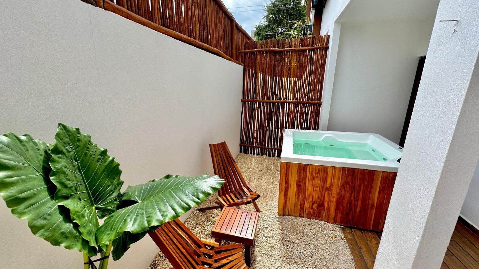 Apartment Chic 2br Condo, Private Jacuzzi And 2 Free Bikes