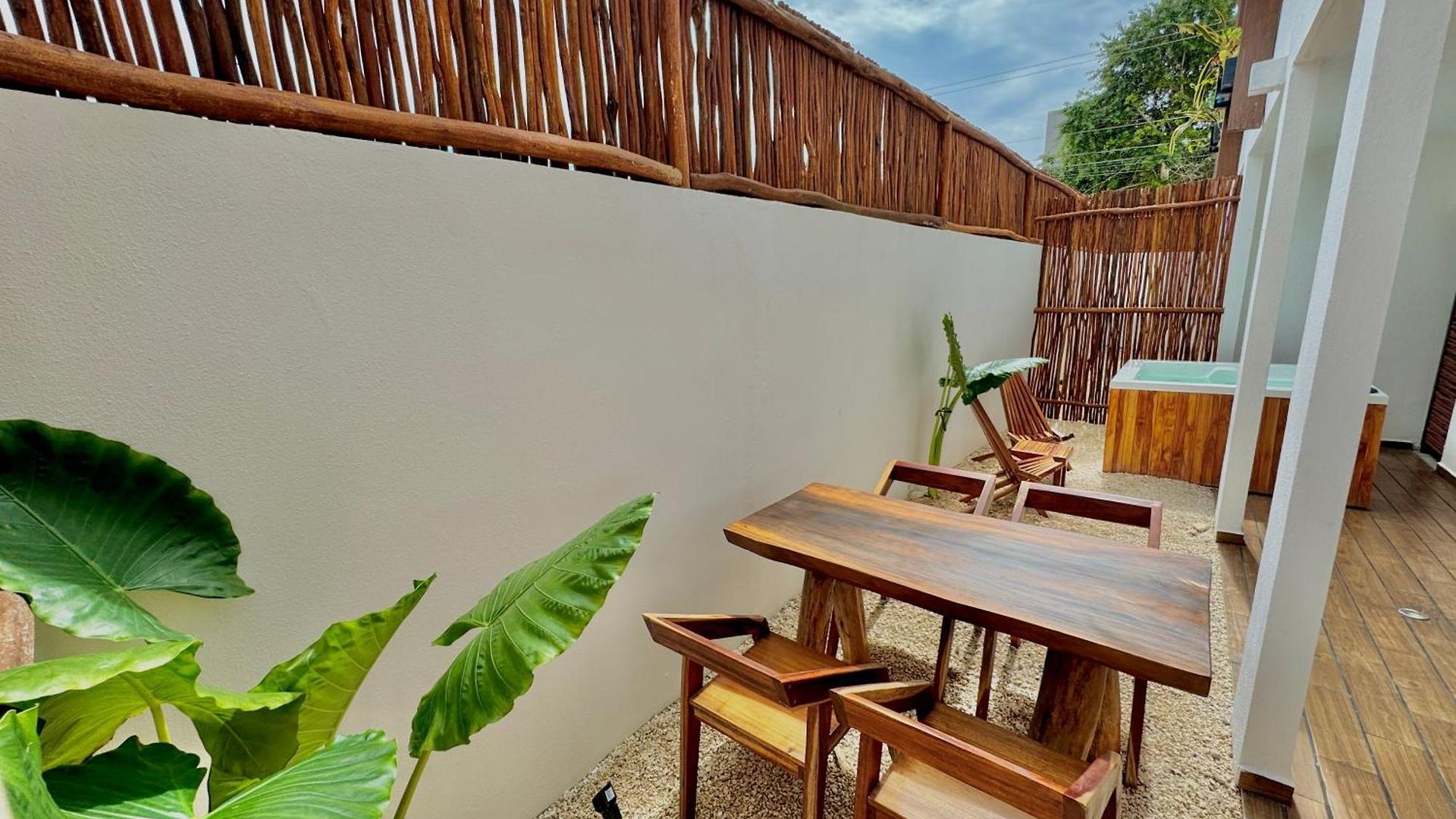 Chic 2br Condo, Private Jacuzzi And 2 Free Bikes *