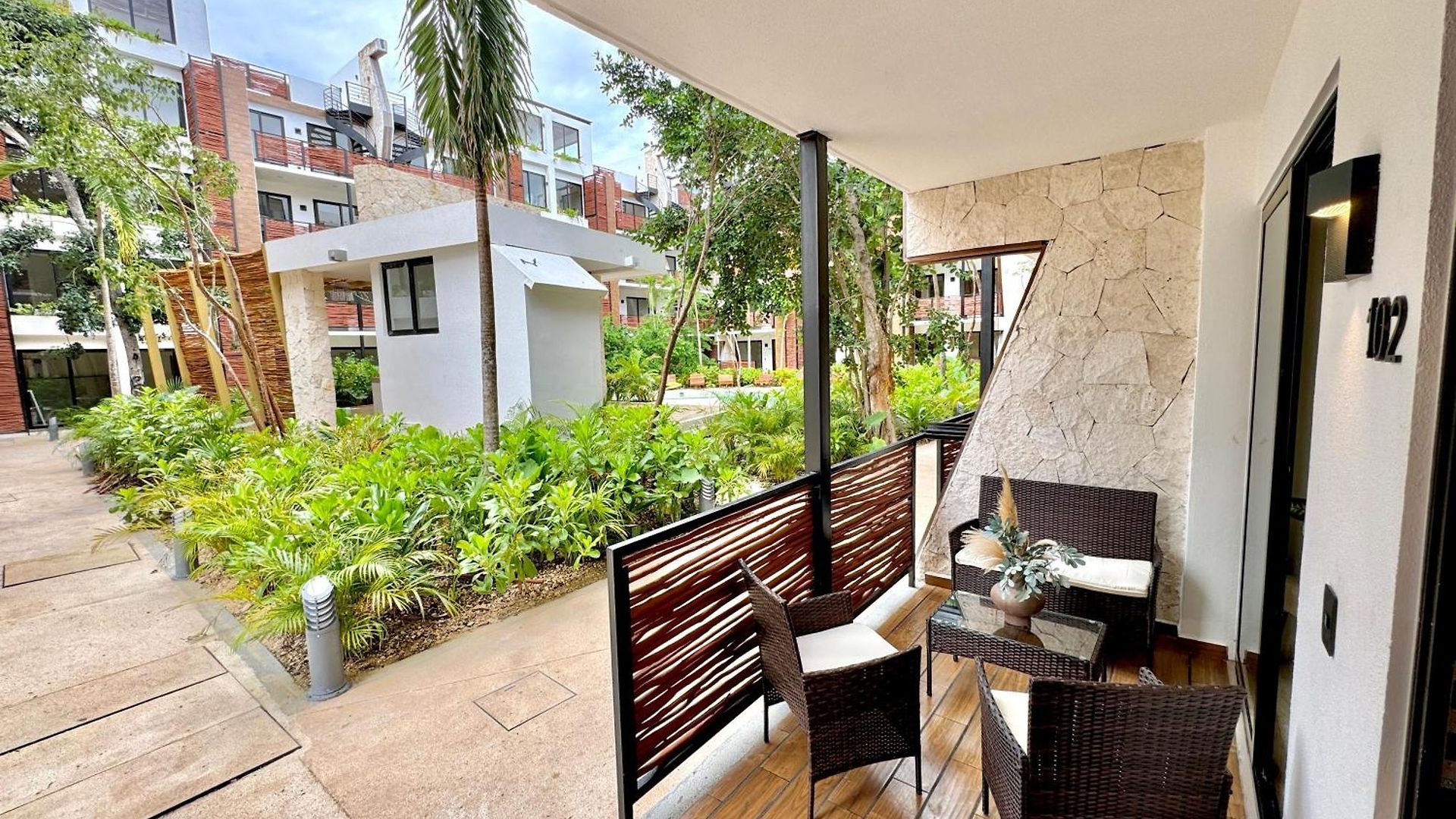 Chic 2br Condo, Private Jacuzzi And 2 Free Bikes