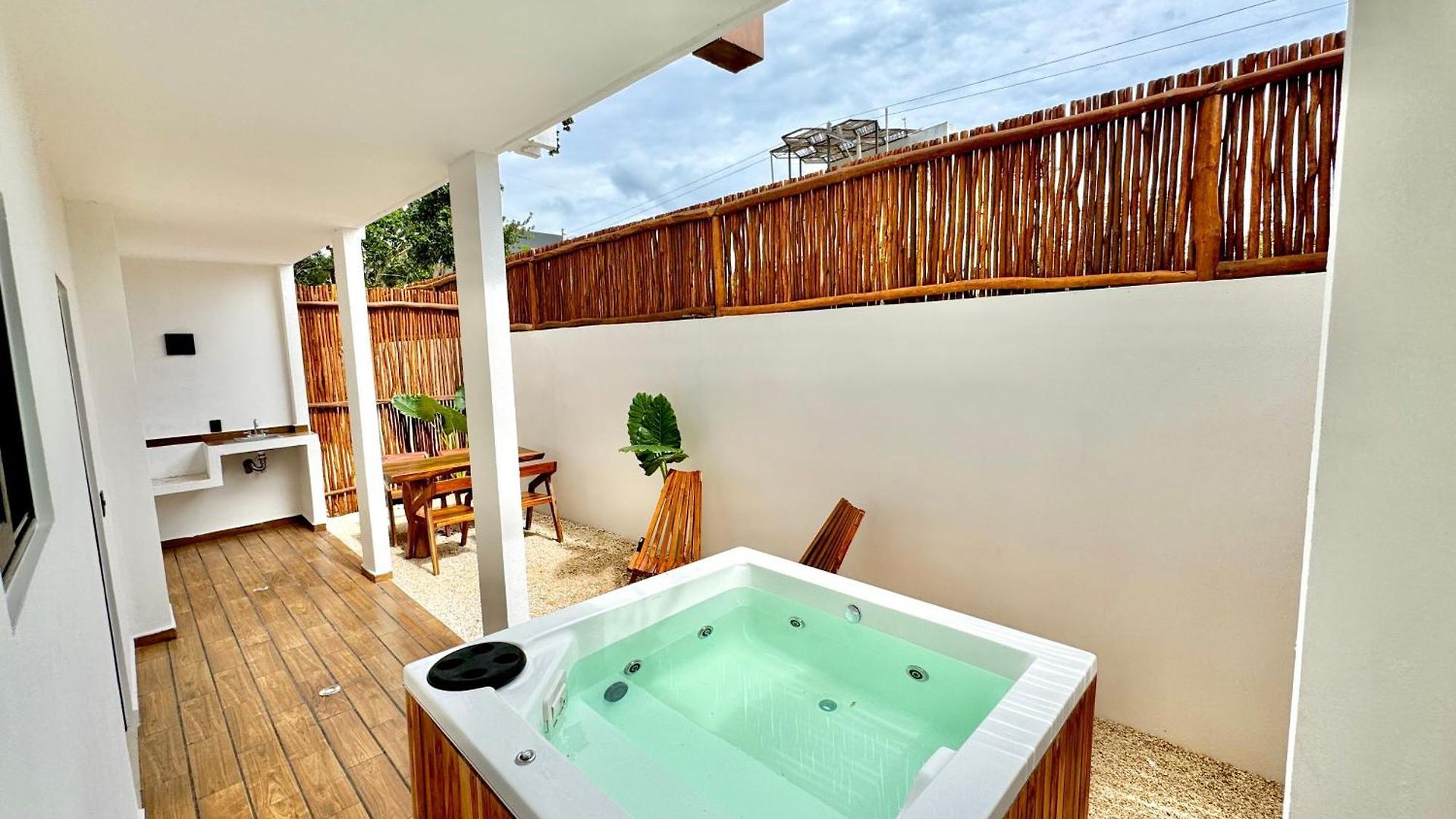 Apartment Chic 2br Condo, Private Jacuzzi And 2 Free Bikes *