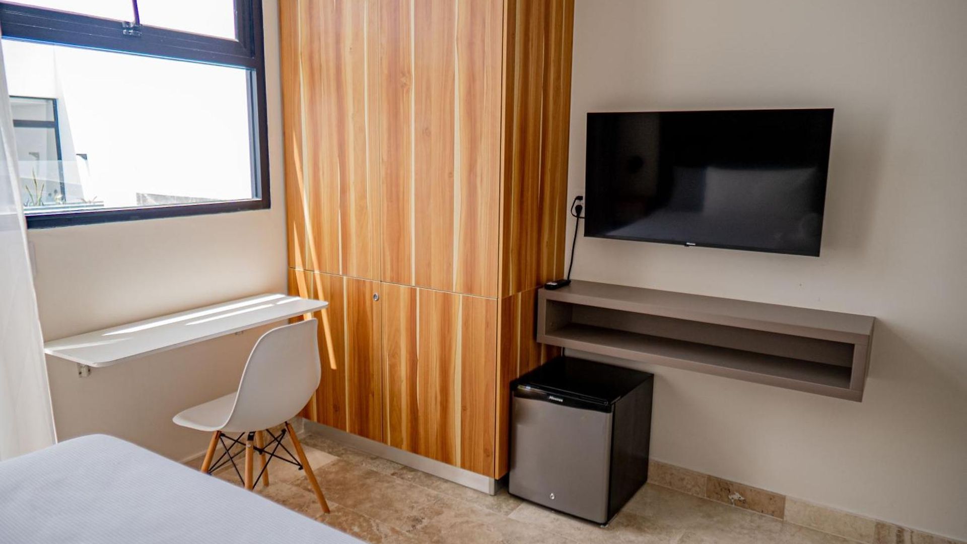 Apartment Level With Minifridge Microwave And Splash Pool