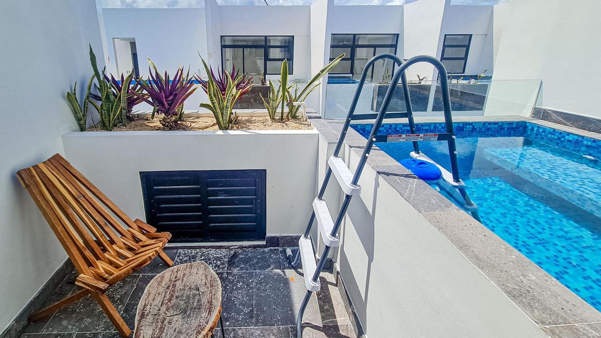 Level With Minifridge Microwave And Splash Pool Apartment *