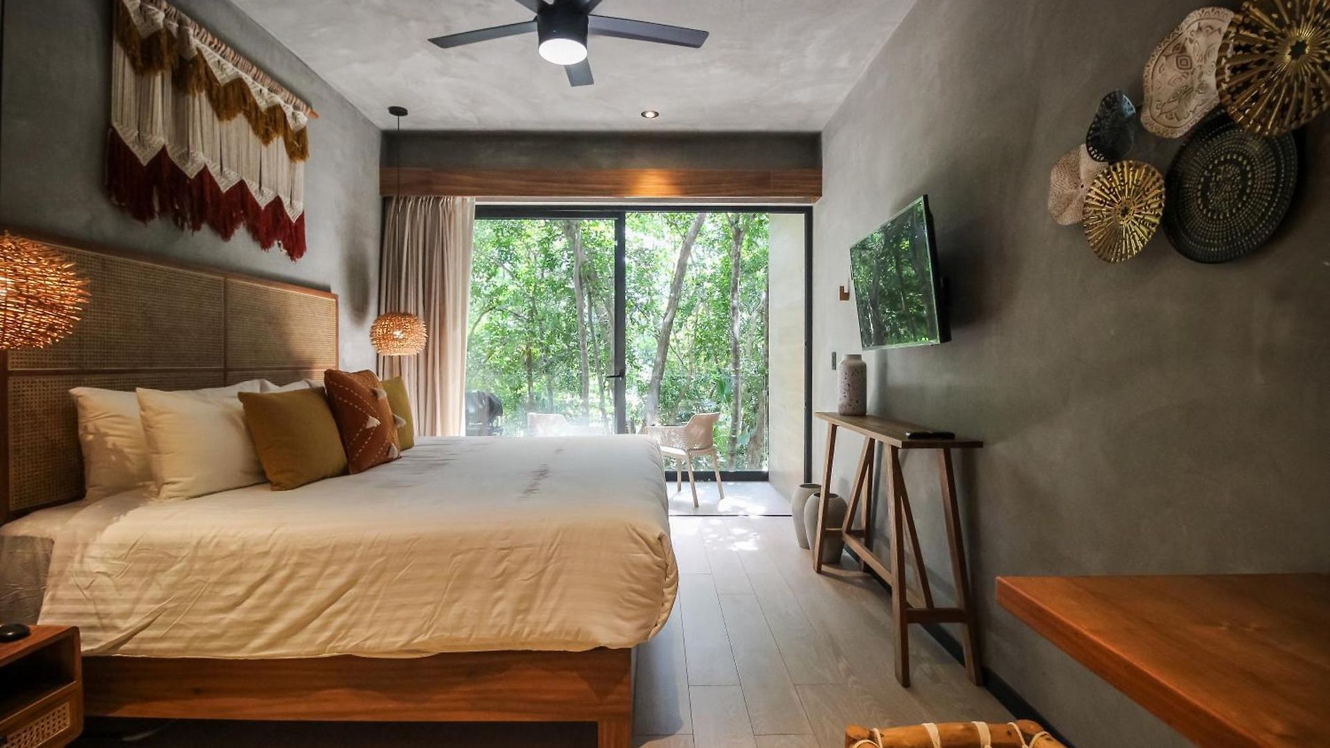 Luxury With Rooftop Pool In Location