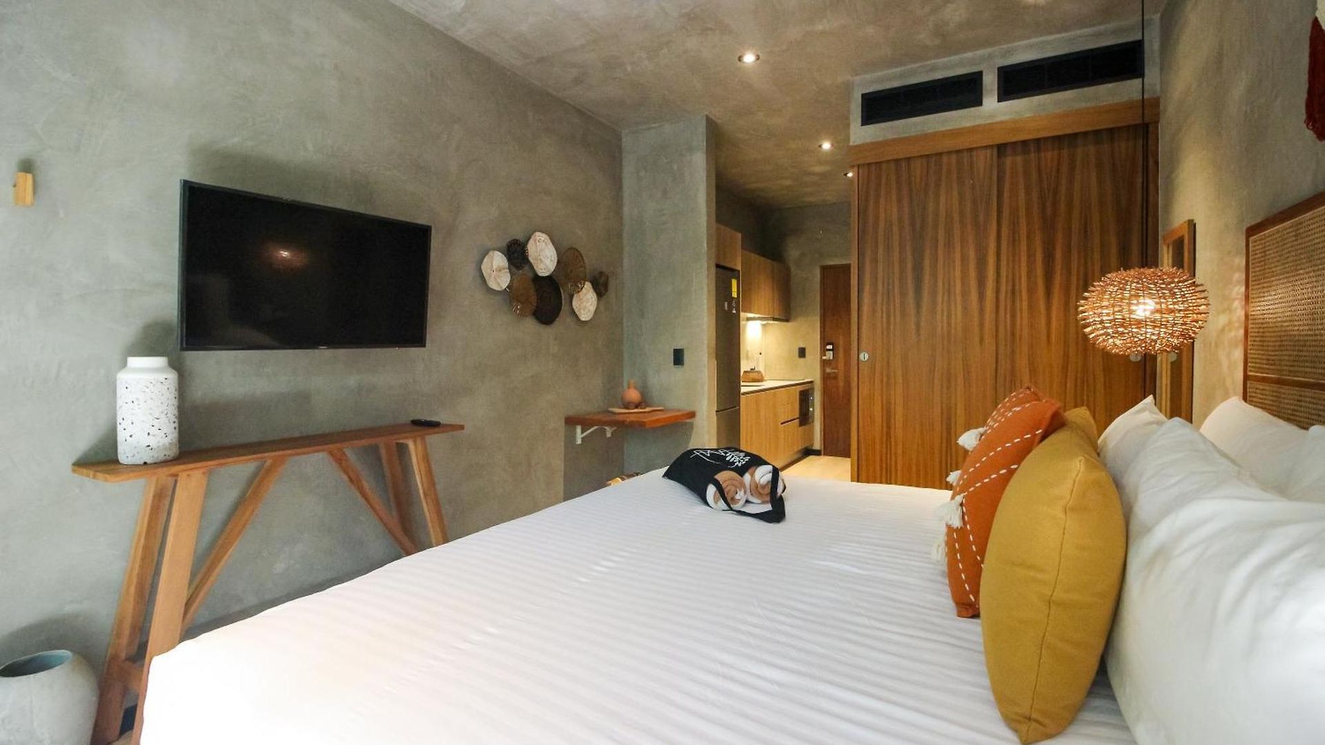 Luxury With Rooftop Pool In Location Apartment