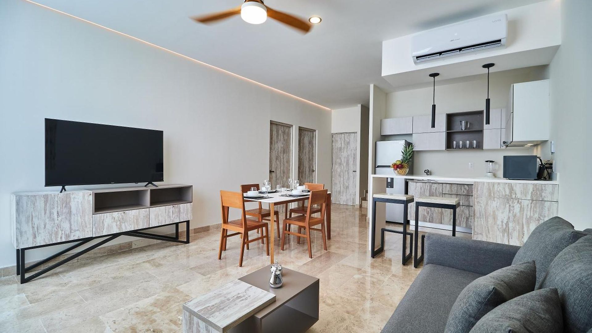 Luxury 2 Story Penthouse With Private Pool, Gym & Rooftop *