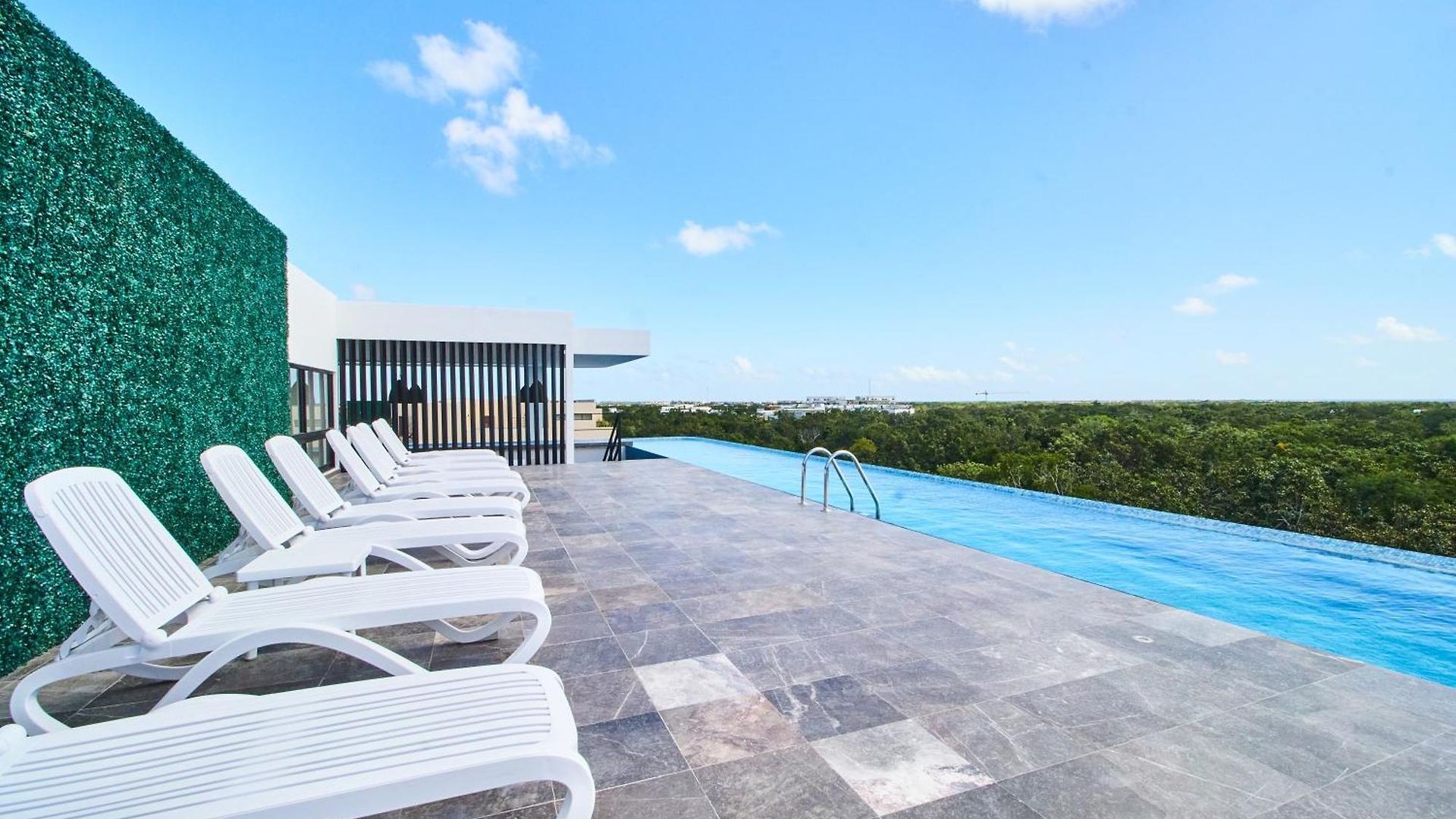 Luxury 2 Story Penthouse With Private Pool, Gym & Rooftop *