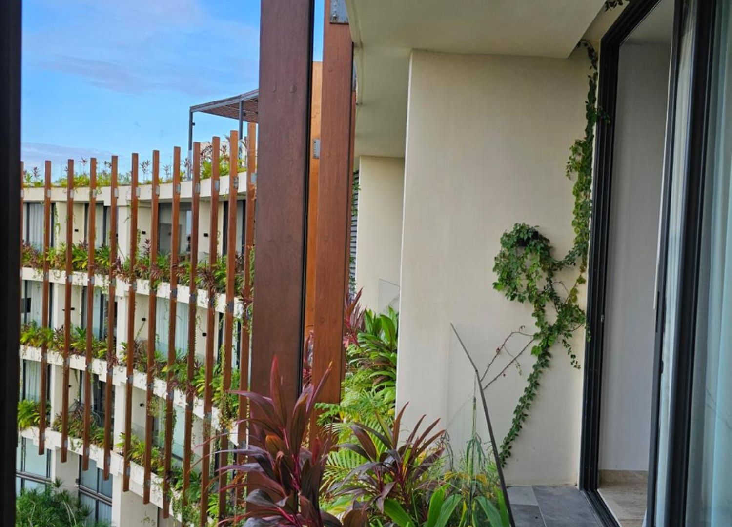 2 Bedroom In Mistiq Gardens With Pool And Gym Apartment